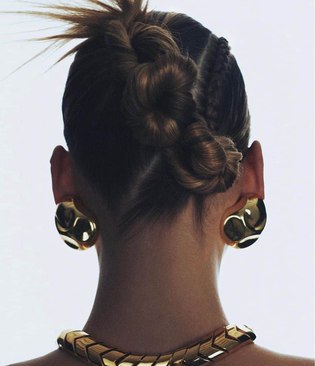 Monica Sordoのインスタグラム：「“Voluminous shapes and dynamic proportions handmade in Peru” Madison wears the Cubagua Earrings for @harpersbazaargreece by @sarahgorereeves & @calebandgladys」