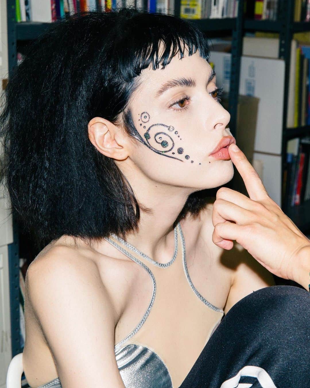シャーロット・ケンプ・ミュールのインスタグラム：「Crop circles and alien comrades backstage with @threeasfour 👽」