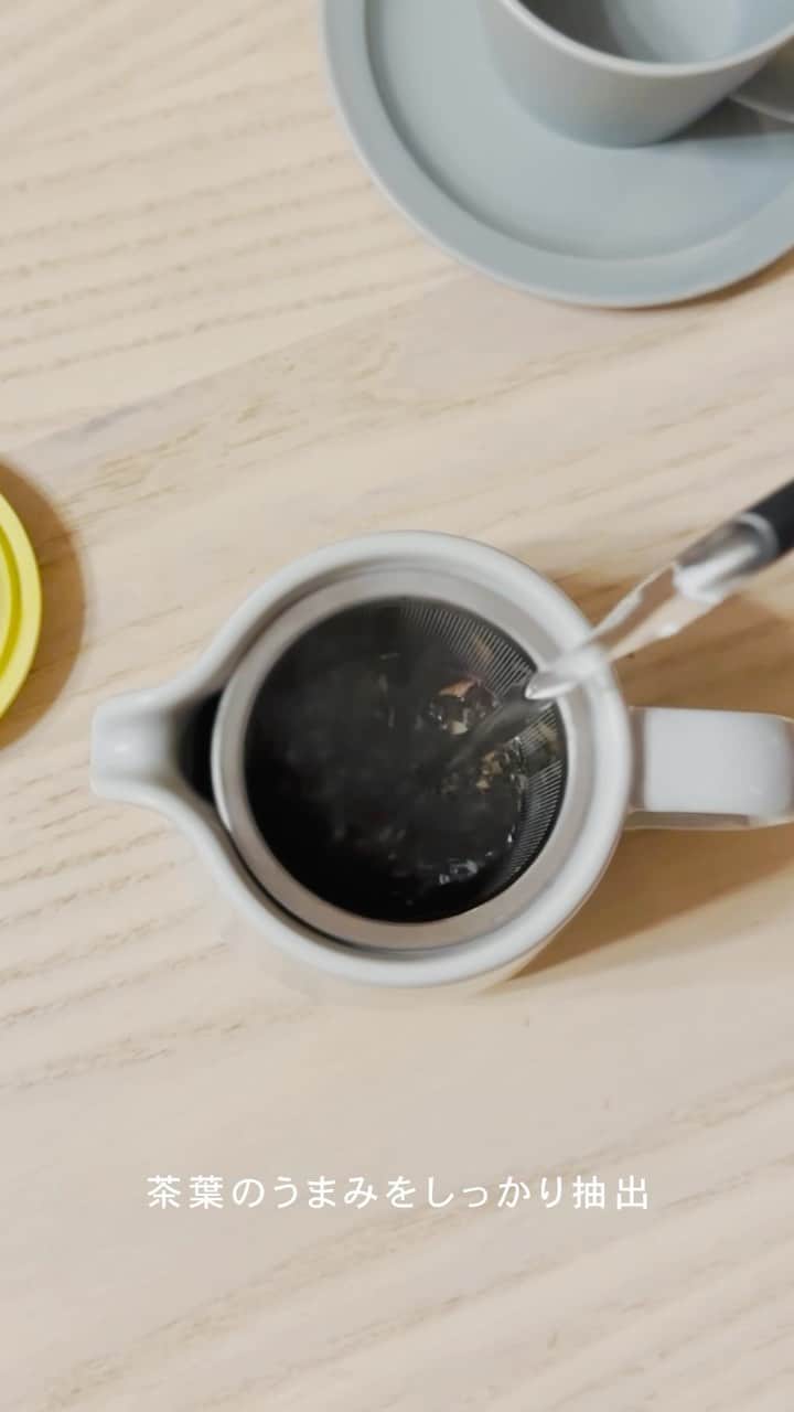 ideacoのインスタグラム：「・ 紅茶も緑茶も美味しく淹れる スマートな急須  ideaco 450teapot   大きなストレーナーが茶葉のジャンピングを促し、しっかり茶葉のうまみを抽出してくれます。  注ぎ口の洗いやすさと水切れに配慮し、逆さに向けて置いても安定した水平状態をキープします。   フタの色はテーブルウェア#usumono #shimamori と同素材・同色で、統一感のあるテーブルコーディネートができますよ☺︎  まだまだ暑いですが、日が短くなってきたのを感じたり、夜が涼しくなってきたり。 秋ですねー🍂ほっこりティータイムを楽しんでください。  #ideaco #イデアコ #ティータイム #シンプルな暮らし #丁寧な暮らしに憧れる  #暮らしを整える #おやつタイム #シンプルデザイン #秋の夜長 #急須 #teapot #お茶時間 #紅茶のある暮らし」