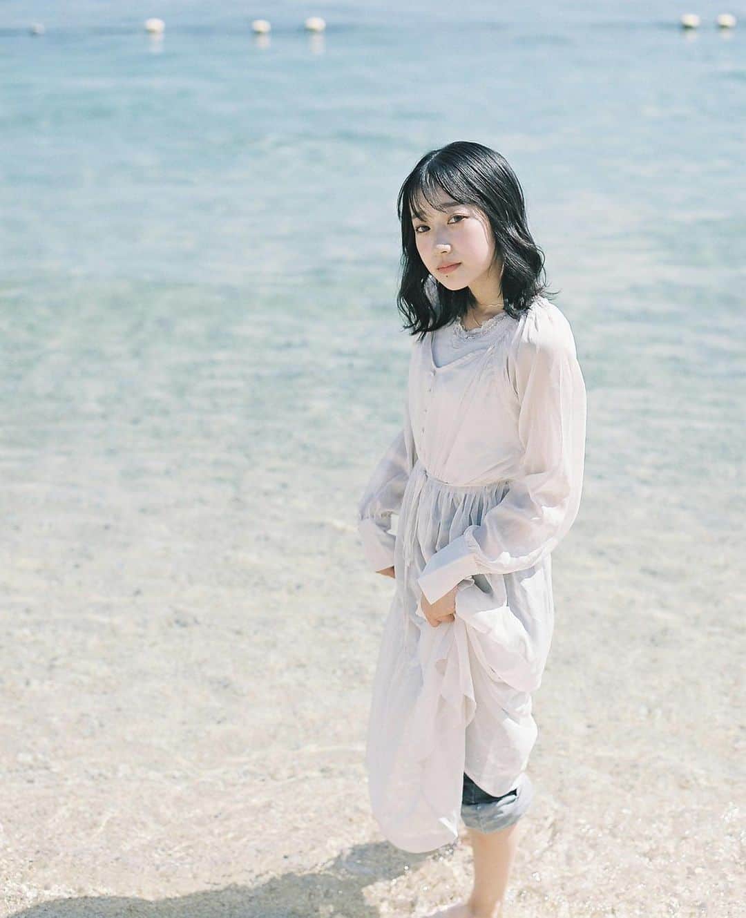 Masaのインスタグラム：「.  ▶︎▶︎▶︎ Swipe  1：Pentax6x7  Super Takumar 105mm F2.4 #pro400h  2-3：Nikon F3 AI Nikkor 50mm F1.4 #colorplus200  この日は、曇りのち雨の完全に昼から雨予報でしたが、雨を避けながら琵琶湖一周しました。 雨にも合わず、ほとんど晴れてたかも。  琵琶湖もちょっと北に行けば透明度高いです。 もう泳いてる人もおらんかな？と思ってましたが、さすがクラゲのでない琵琶湖！ 人がいっぱいでした💦  撮影日 : 2023年9月10日  #まさペン#エビプリ #pentax6x7 #pentax67 #バケペン #中判フィルム #film #filmcamera #filmphotography #フィルム #フィルムカメラ#フィルム写真 #igersjp #portrait #ポートレート #filmisnotdead #shiga #滋賀 #琵琶湖」