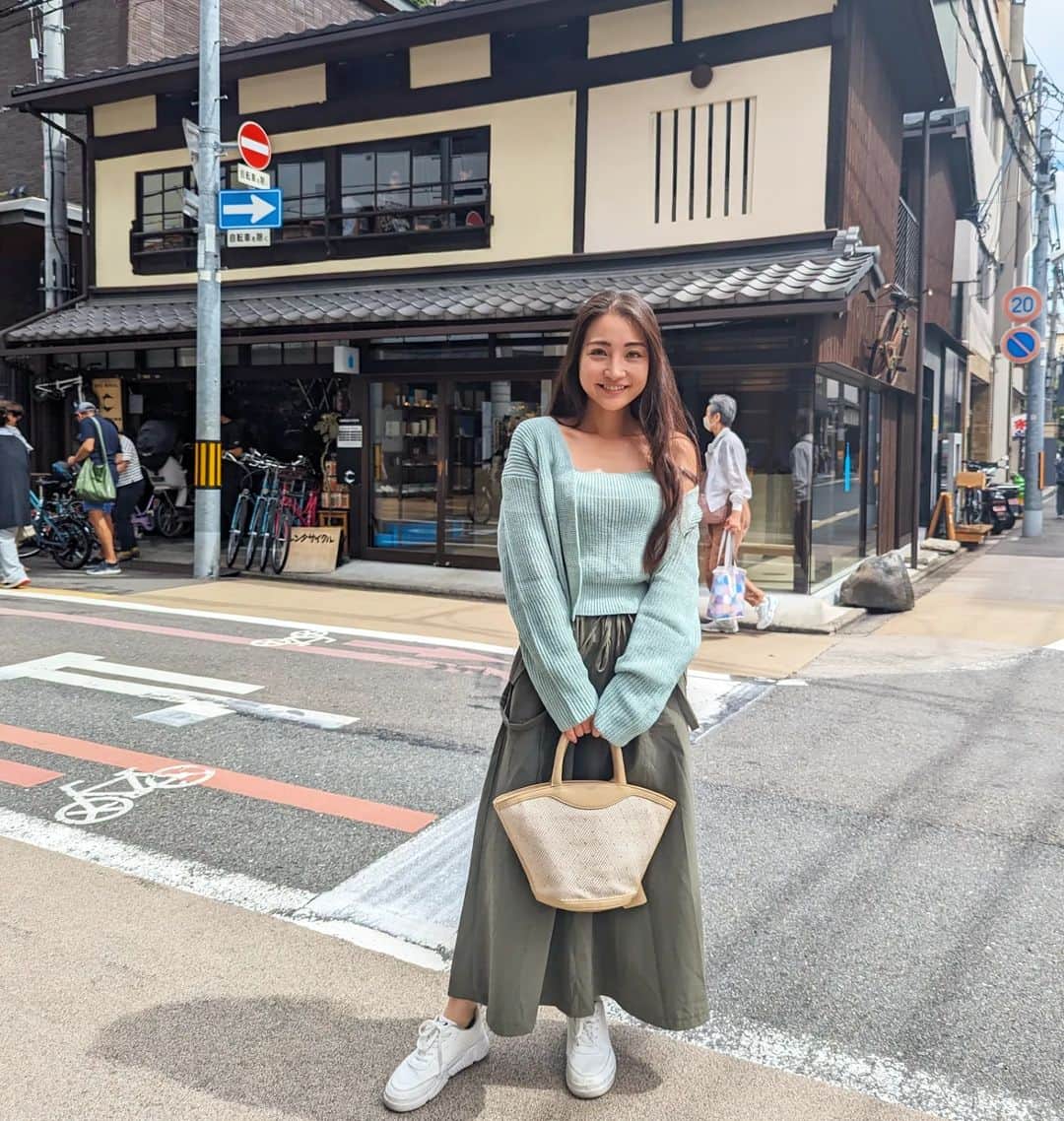 のインスタグラム：「めっちゃ久しぶりに、美里さんとおデート♥ . 元気そうで良かった😊♥ 嬉しい◎ . . 9/30まで、 お買い上げ金額1～5,999円までは15%OFF、6000円以上は20%OFF ♥クーポンコード→→23FWJP45 ひろみの着用商品を載せておくね😊♥ . FriFul 無地柄 ドローストリングウエスト ストラップショートスカート 21596055 . DAZY 無地柄 リブ キャミニットトップ & ドロップショルダー ダスターカーディガン 11264506 . sponsored  @Shein_japan　@Shein_official #SHEINforAll  #SHEINpartner  #ad . .  #秋服　#秋服コーデ #お花すきな人と繋がりたい 　 #秋コーデ　#デニムコーデ　#旅行コーデ #デニム　#denim　#ワンピース #yoga#筋トレ#ダイエット#ボディーメイク #筋トレ女子#ダイエット仲間募集　 #kyoto #京都　#kyotojapan」