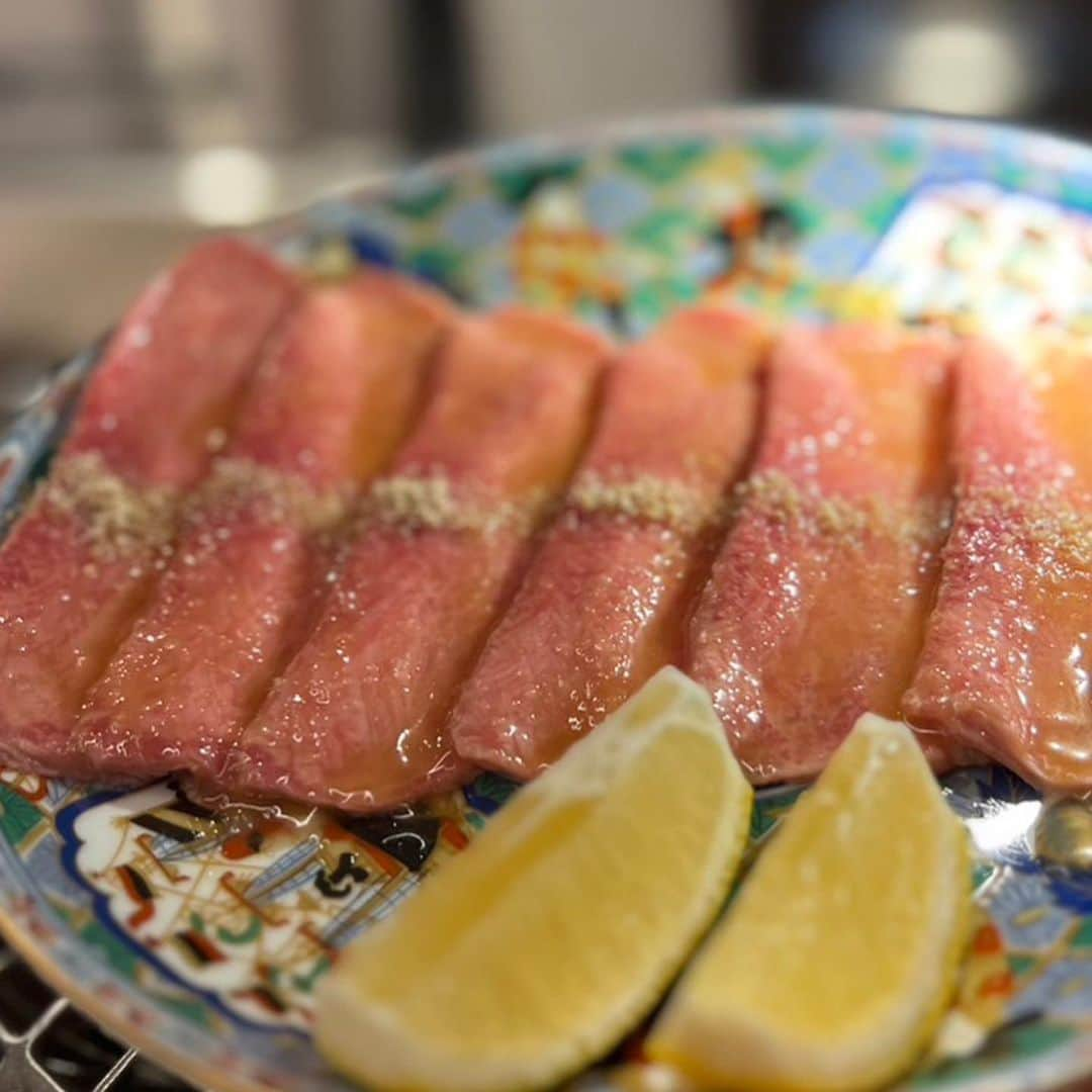 田辺晋太郎さんのインスタグラム写真 - (田辺晋太郎Instagram)「【神戸焼肉かんてき春吉店 爆誕！！】  我が #ホルモン人生タロちゃん の系列店（イトコのような存在？）である 『#神戸焼肉かんてき』が #福岡 #博多 #春吉 に9/14に爆誕いたしました！！  『かんてき』 は １９８７年に神戸長田で創業、#三軒茶屋、#渋谷 を中心に5店舗ありますが #まんぞくシティ 福岡は初上陸！  タロちゃんと同じように #但馬太田牛 #神戸ビーフ を中心とした新鮮な #和牛 と #ホルモン を伝統のタレで美味しくお召し上がり頂けます。  しかも、お通しの #サラダ は #食べ放題！！これは嬉しいですね！  博多にお住まいの方、ご友人、ご親戚がいる方、是非何卒『#神戸焼肉かんてき 春吉店』をよろしくおねがいします！  そして私 #肉マイスター #田辺晋太郎 も来る9/18.19にお店に応援に行きます！！ アーティスト時代に #fm福岡 で番組をやらせてもらったりしていたご縁もありホームタウンでもある福岡に関連店舗が出来るのは本当に嬉しいです！  是非ご連絡くださいませ！！お店で待ってるばい！！  神戸焼肉かんてき 春吉店  福岡県福岡市中央区春吉 3-16-41 RAGAZZA2F  電話092-707-2629  #wagyu #yakiniku #fukuoka #hakata #manzokucity #マンゾクシティ #焼肉人生タロちゃん #焼肉 #焼肉ホルモン人生大ちゃん  #福岡グルメ #福岡焼肉 #博多グルメ #博多焼肉」9月15日 7時44分 - meat_meister_tanabe_shintaro