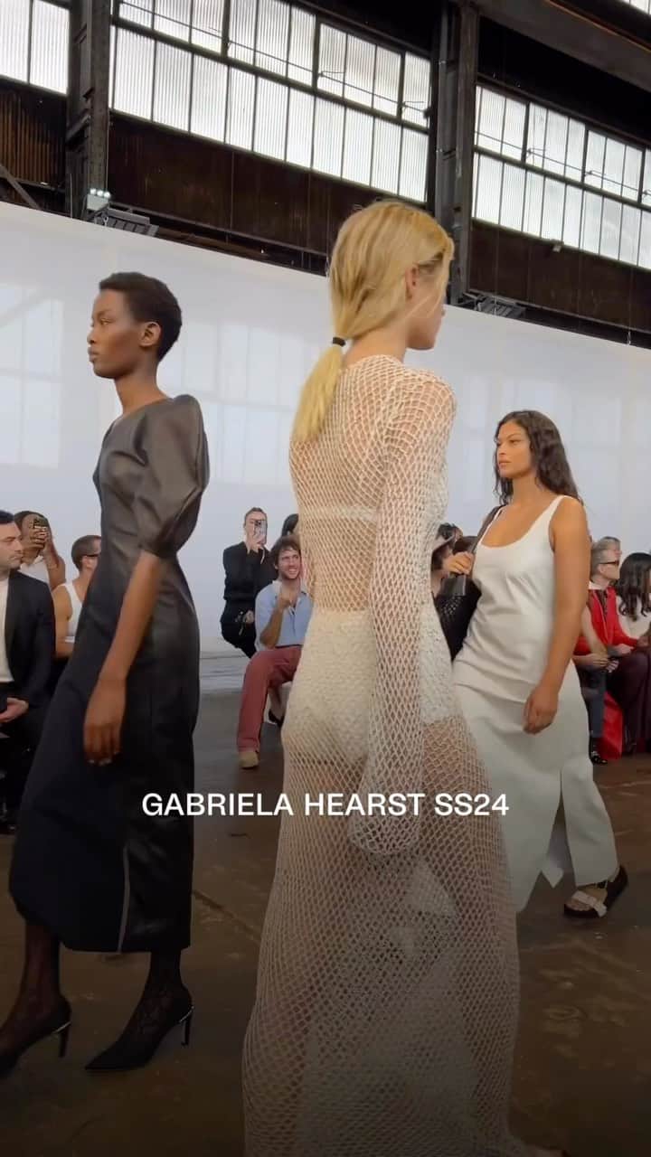 NYFW（ニューヨークファッションウィーク）のインスタグラム：「#GabrielaHearst makes intelligent, powerful womenswear. There were suits that were sexy and semi-sheer. Dresses that conjured up Joan of Arc or Salem, with sleeves that were leather and armor-like or long and flowing. Hearst reminded us that throughout history, clothes have symbolized an exertion of influence.」