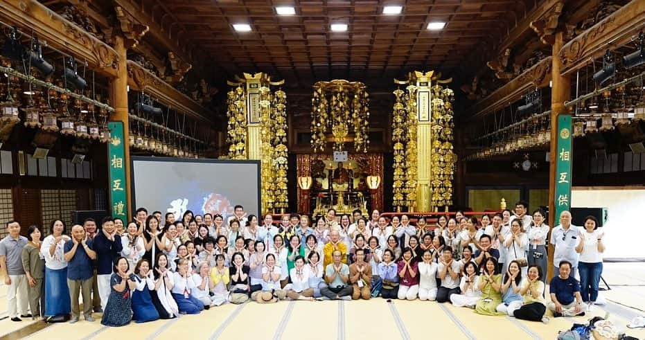 橋本昌彦のインスタグラム：「ART & Meditation Program  弘法大師空海御誕生1250年大法会の期間中、金剛峯寺奥殿にてLIFE®︎いのちをご覧になり、 9月に110名で来るので皆様に見せて欲しいと御依頼を受け  金剛峯寺様のご協力を頂き  ARTで悟るプログラムを実施  LIFE®︎いのち&阿字観瞑想を体感して下さった皆様  中には涙をながされ ご自身の深いところと繋がる方もおられました  国を超えて心と心で繋がりあえた瞬間でした😌🌈🌎  皆様方も是非このプログラムをおすすめいたします。  ストレスや不安から 身を守る術を学んで頂けたらと思います。  #高野山  #空海  #弘法大師  #art  #ART&AjikanMeditation #ART&meditation #meditation  #koyasan  #vietnam  #lifeいのち  #quynhhuong  #artprogram  #宇宙と繋がる  #ヨガ  #ワンネス  #瞑想」