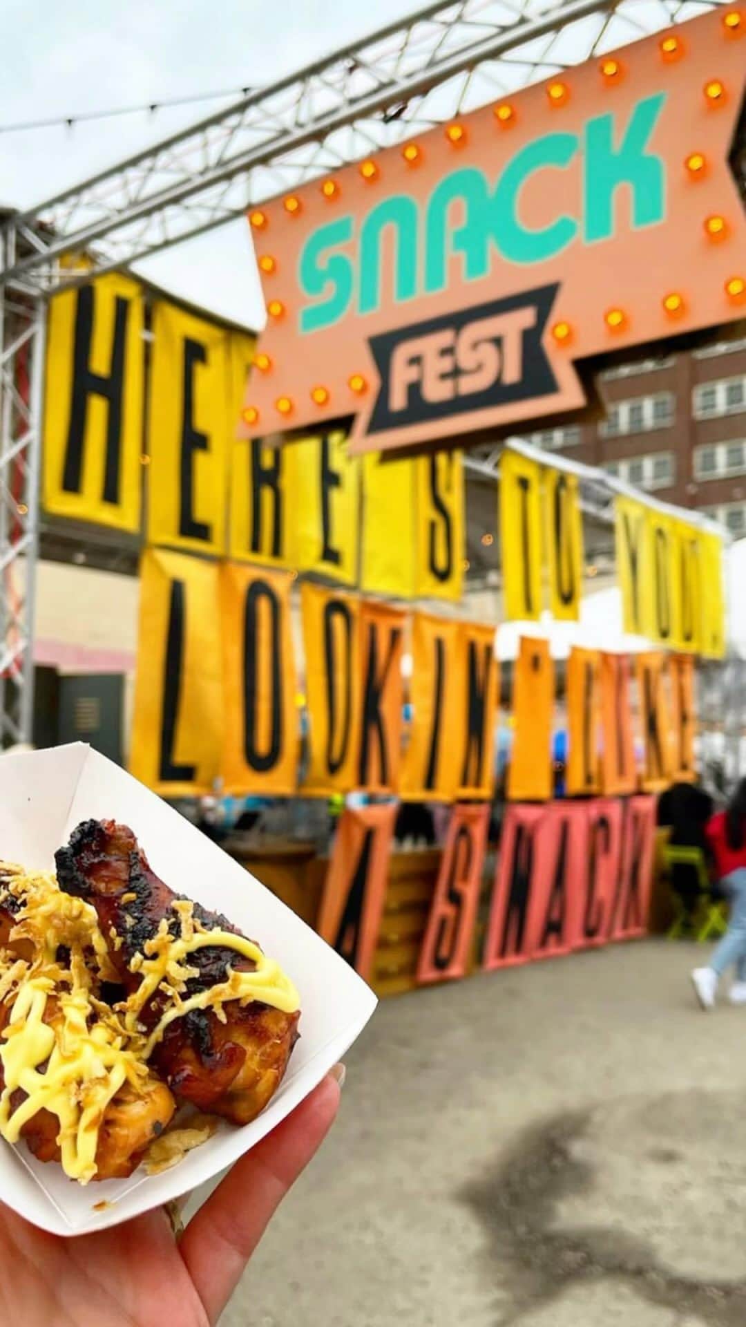 Portlandのインスタグラム：「Come experience @snackfestpdx like never before with new ticketed experiences:   🍗Fried Chicken Throw Down hosted by @garythefoodie   🦪Bite Flight Popup with @street.disco   🥩TACKSHACK Country Steakhouse with @dougiepdx  🍷Wine & Caviar Pairing with @jacandjameswineco  -  Minus these ticketed experiences, @snackfestpdx is a free to all ages! - Snack Fest  📍100 SE ALDER ST  Fri | 5pm-10pm Sat | 2pm-10pm Sun | 10am-4pm」