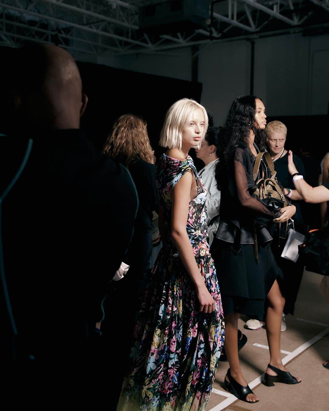 NYFW（ニューヨークファッションウィーク）さんのインスタグラム写真 - (NYFW（ニューヨークファッションウィーク）Instagram)「The runway definitely missed #31PhillipLim. He returned with a collection that celebrated femininity and freedom. Midriff-baring bikini tops appeared with flared, asymmetric midi skirts. Outerwear was perfect, with a standout leather jacket softly gathered at the neck and shoulders. Welcome back to a master at the top of his game!」9月15日 8時01分 - nyfw