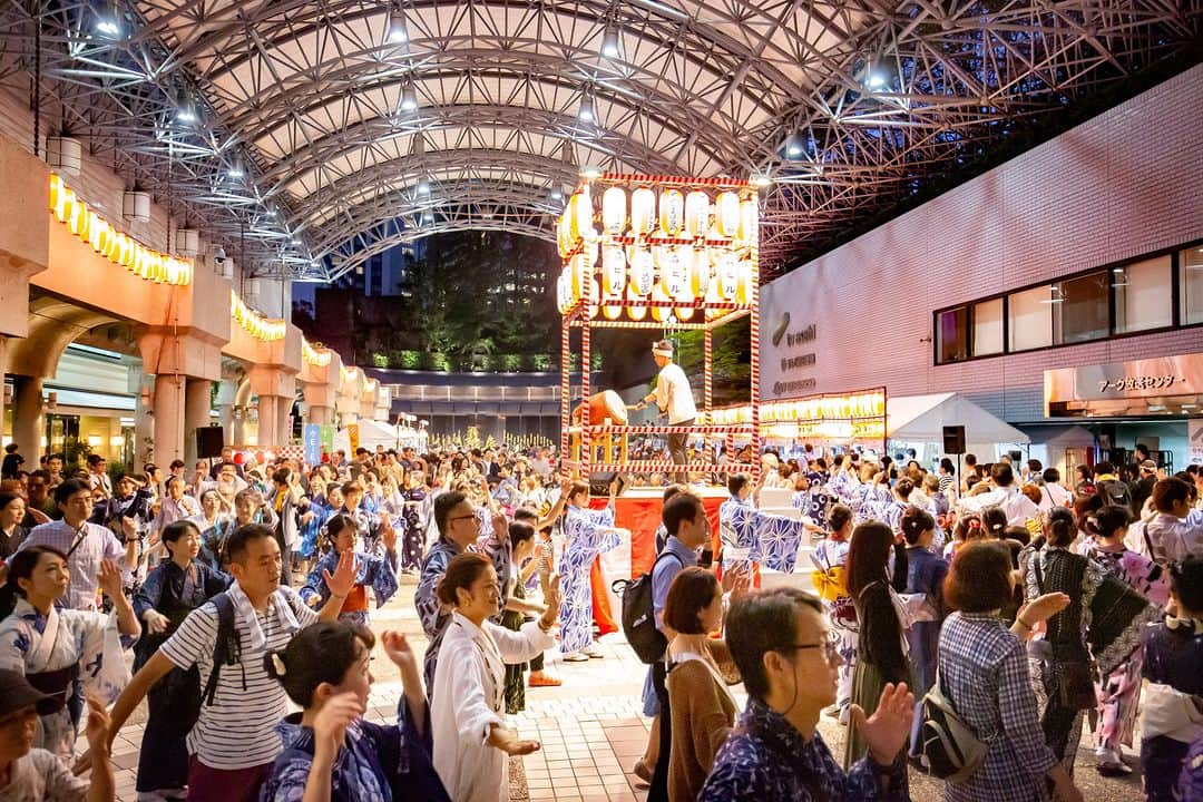 ANAインターコンチネンタルホテル東京のインスタグラム：「アークヒルズ秋祭り 2023 開催！✨ ANAインターコンチネンタルホテル東京のあるアークヒルズで、アークヒルズ秋祭りが2023年9月15日(金)から9月17日(日)の3日間、開催します。 伝統的なお神輿や盆踊りのほか、浴衣の着付けや手持ち花火体験など、秋の風物詩を楽しめるイベントが盛りだくさん。 今年は和太鼓や祭囃子、琴など、昔ながらの伝統芸能や、和楽器×洋楽器のコラボ演奏、ボーカルを中心としたコーラスなど、ジャンルを飛び越えた音楽も楽しめます。  🔗詳細はアークヒルズ のホームページをチェック！  皆さまのご来場をお待ちしております。  Ark Hills Autumn Festival 2023 is here!✨ At Ark Hills, where ANA InterContinental Tokyo is located, we're gearing up for a vibrant celebration. The Ark Hills Autumn Festival will unfold over three days from Friday, September 15, 2023, to Sunday, September 17, 2023.  In addition to traditional portable shrines and Bon dances, there will be a variety of events to enjoy autumn's seasonal attractions, such as kimono dressing and handheld fireworks experiences.  This year, you can also enjoy traditional Japanese arts and crafts, such as taiko drums, festival music, and koto. Plus, don't miss out on cross-genre music collaborations, blending Japanese and Western instruments, and soulful vocal-centered choruses.  🔗Check the ARK Hills website for details!  We look forward to seeing you there!  #アークヒルズ秋祭り #ArkHillsAutumnFestival #秋祭り2023 #AutumnTraditions #秋の風物詩 #お神輿体験 #浴衣の着付け #音楽フェスティバル #秋の楽しみ #ボーカルコーラス #アークヒルズイベント #秋の祭り #アークヒルズ」
