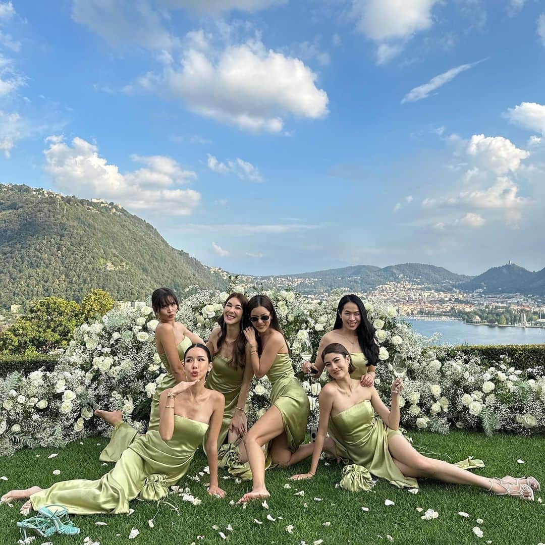 マギー・ラースリー・バーレンシエガーのインスタグラム：「Cheers to the bridesmaid’s giggle and tears 😊  #MarKimTheWedding」