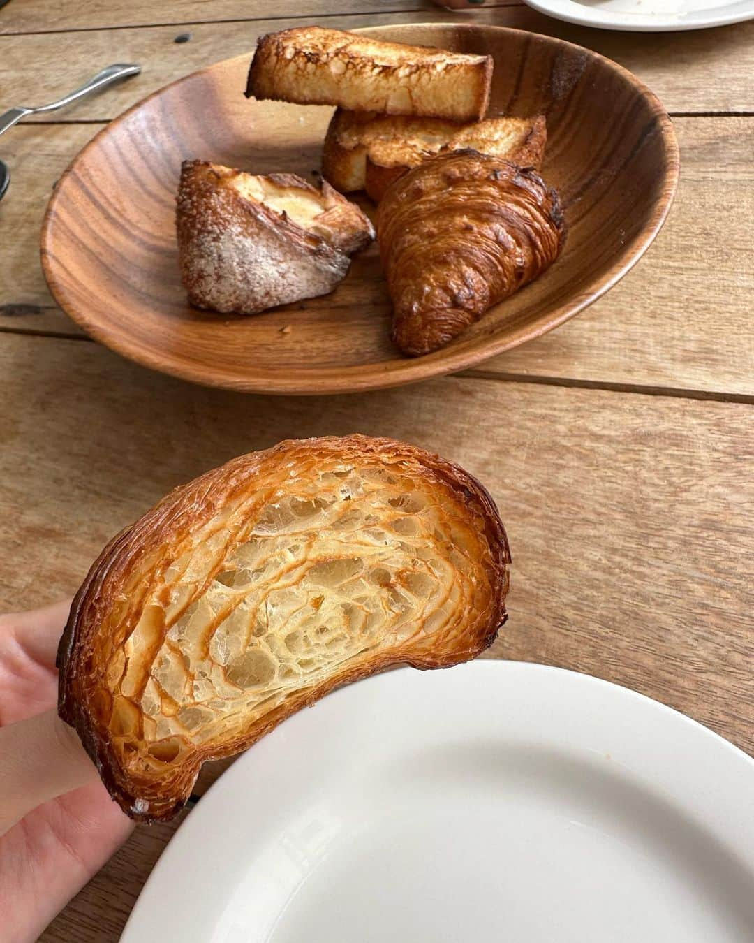 西村彩香さんのインスタグラム写真 - (西村彩香Instagram)「.  🐢とリベンジlunch🧡  美味しいパンと珈琲とワインのお店  @blank_breadcoffeewine 🥐🍷  野菜もりもりのプレートランチに🥗 @9683_vacances のパンも食べれる🥐 もうこんなんが1番好き...😮‍💨  次は夜に行ってみたいな🌙🍷  #神戸ランチ #神戸カフェ #三宮ランチ #kobecafe  #lecroissantdevacances  #blankbreadcoffeewine  #ルクロワッサンドバカンス」9月15日 8時27分 - leimoni_n