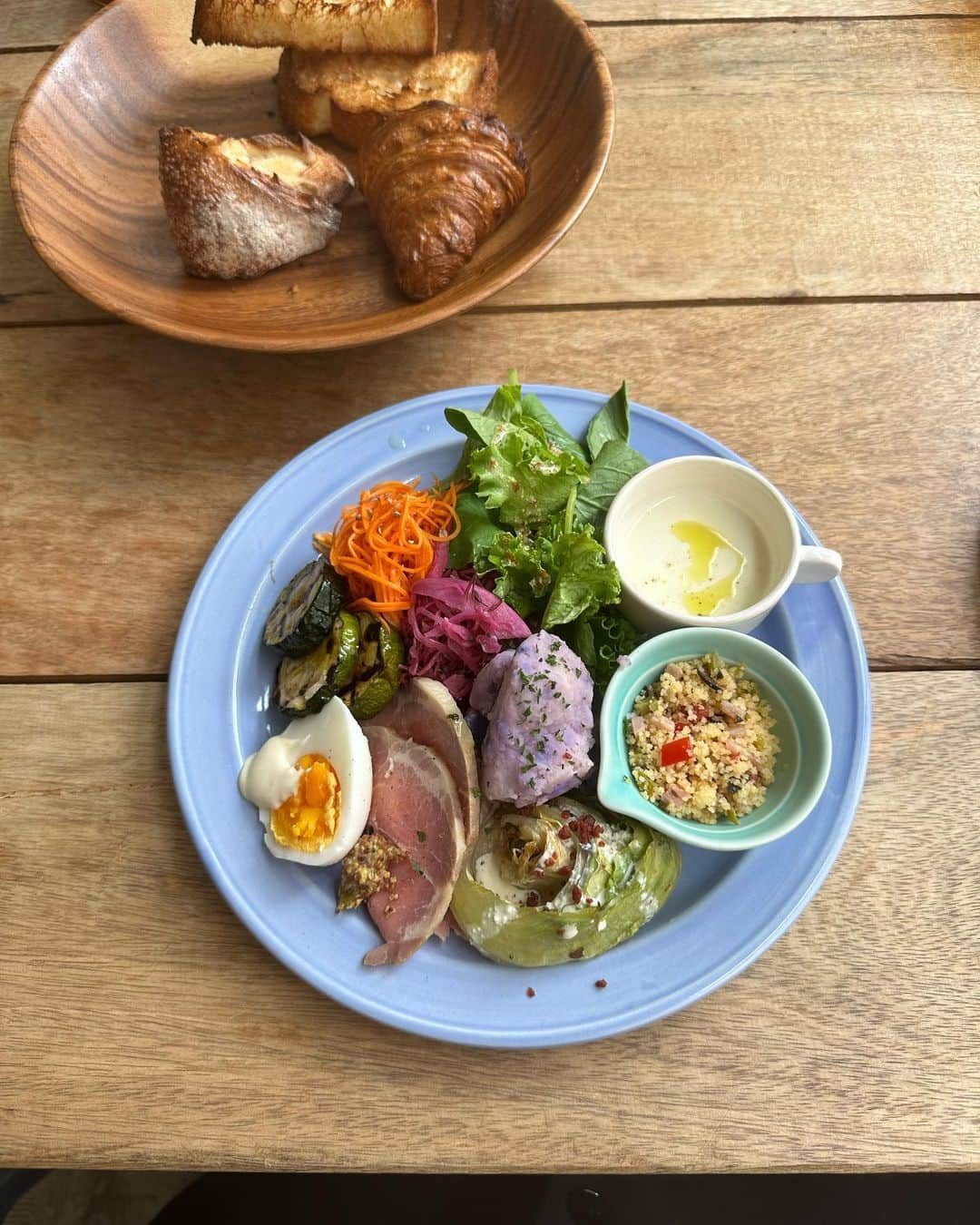 西村彩香さんのインスタグラム写真 - (西村彩香Instagram)「.  🐢とリベンジlunch🧡  美味しいパンと珈琲とワインのお店  @blank_breadcoffeewine 🥐🍷  野菜もりもりのプレートランチに🥗 @9683_vacances のパンも食べれる🥐 もうこんなんが1番好き...😮‍💨  次は夜に行ってみたいな🌙🍷  #神戸ランチ #神戸カフェ #三宮ランチ #kobecafe  #lecroissantdevacances  #blankbreadcoffeewine  #ルクロワッサンドバカンス」9月15日 8時27分 - leimoni_n