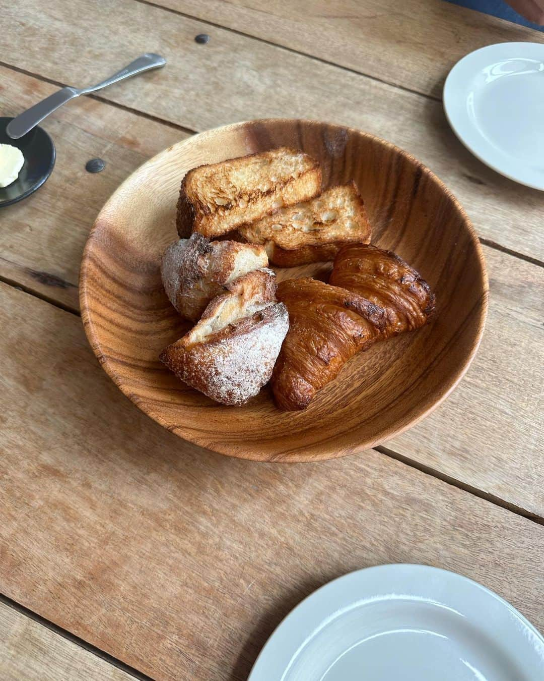 西村彩香さんのインスタグラム写真 - (西村彩香Instagram)「.  🐢とリベンジlunch🧡  美味しいパンと珈琲とワインのお店  @blank_breadcoffeewine 🥐🍷  野菜もりもりのプレートランチに🥗 @9683_vacances のパンも食べれる🥐 もうこんなんが1番好き...😮‍💨  次は夜に行ってみたいな🌙🍷  #神戸ランチ #神戸カフェ #三宮ランチ #kobecafe  #lecroissantdevacances  #blankbreadcoffeewine  #ルクロワッサンドバカンス」9月15日 8時27分 - leimoni_n