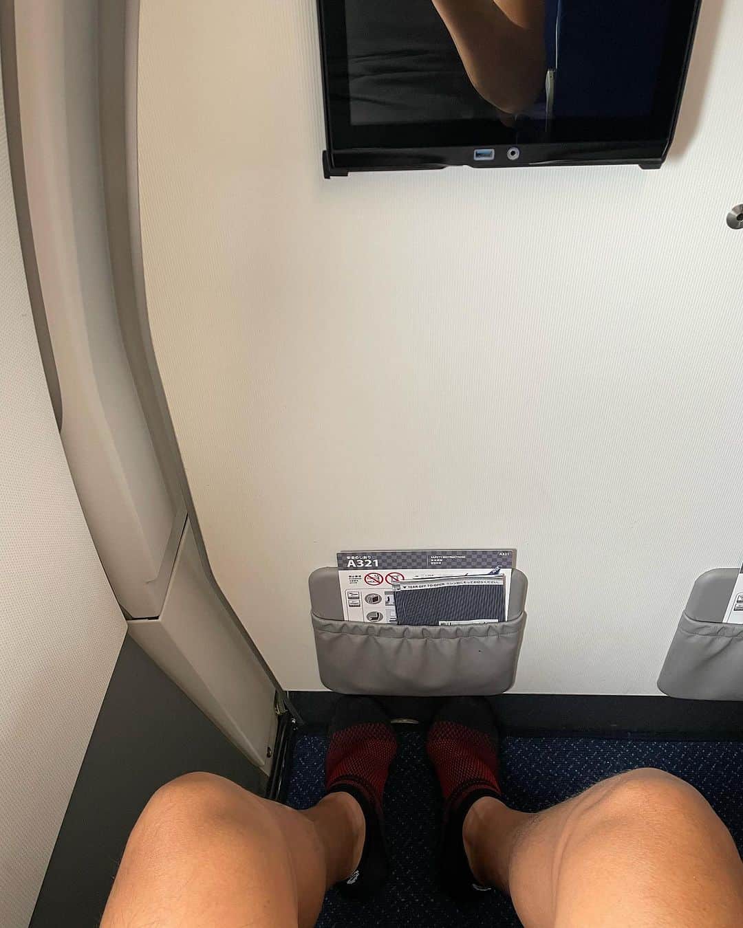 山本隆弘のインスタグラム：「寝るだけなら十分な広さの席💺 行って来ます✈️」