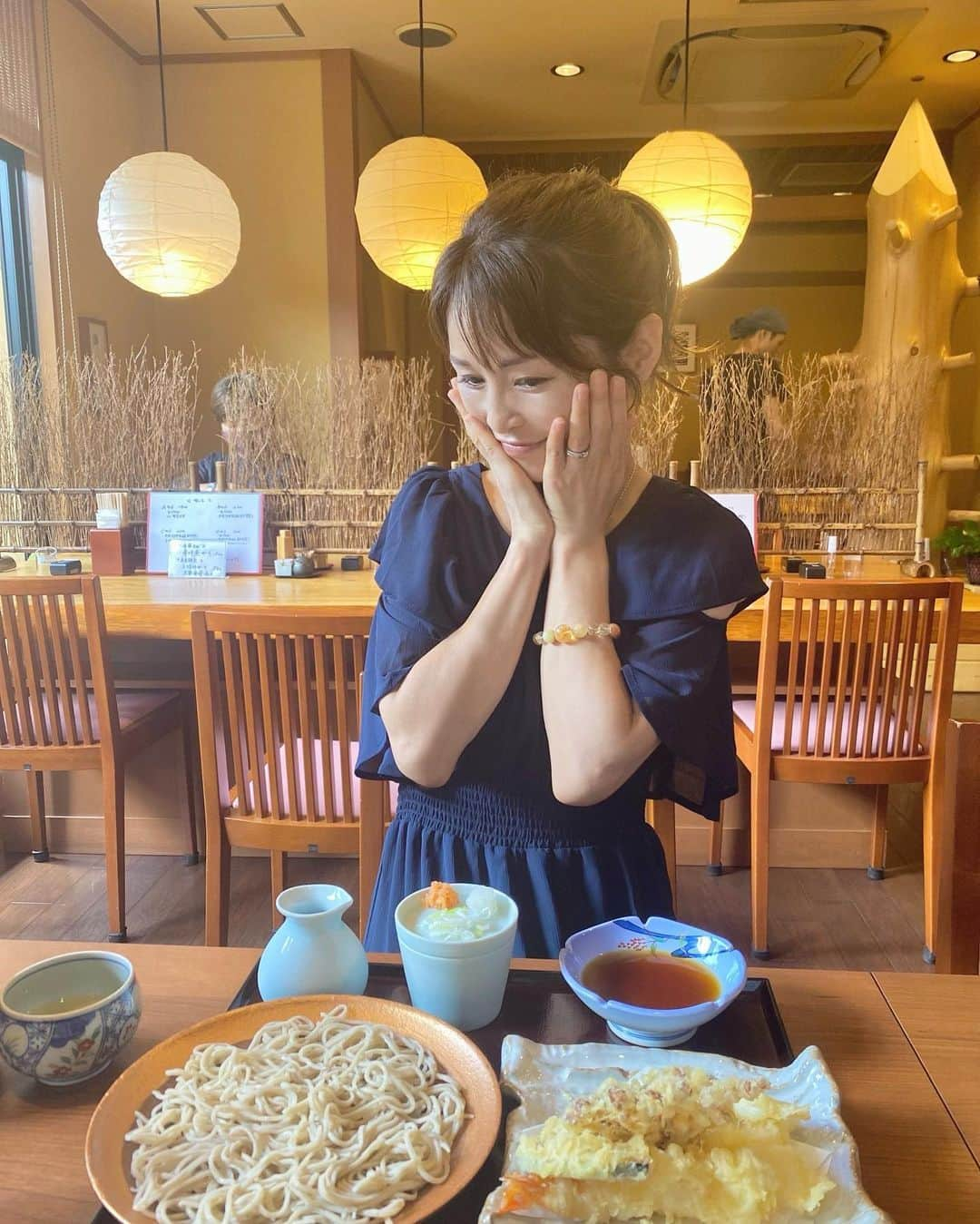 藤田りえのインスタグラム：「【波動が整えられたお蕎麦♡】 ⁡ 気になっていたお蕎麦屋さん 高円寺の「せいろや」さんでランチ☺︎ @seiroyanakano  ⁡ こちらの店長さんのインスタ投稿が好きでファンになり お店にも行ってみたい！ということで 伺ってきたのーー！！ ⁡ ⁡ 見た目も香りも美しいお蕎麦✨ 私は揚げ物はほとんど食べないのだけれど こちらの天ぷらは美味しくて完食♡ ⁡ ⁡ 食材はもちろん お店の建築素材などにもかなりこだわっているんだって！ ⁡ 店長さんから直接いろいろなお話を伺えて たのぴかったナ⭐︎ ⁡ ⁡ ご一緒したのは メディカルヒーラーの福野しおりさん。 @shiori_fukuno  @fukunoshiori  ⁡ ⁡ なんとなんと！ しおりさんはせいろやさんでランチしたことがあるそうで！ また行きたいなーと思っていたところだったそう。 ⁡ みんなも是非食べてみて♡ 毎度、案件ではありません笑！ ⁡ ⁡ +:-:+:-:+:-:+:-:+:-:+:-:+:-:+:-:+ threadsでは、インスタとは違ったことをつぶやいています プロフィールトップの@マークをタップしてみてね。 ⁡ #お蕎麦 #お蕎麦屋さん #せいろや #高円寺 #高円寺グルメ #高円寺ランチ #波動」