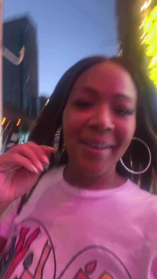 エリカ・キャンベルのインスタグラム：「randomly walking in New York City on the eve of my release!!」