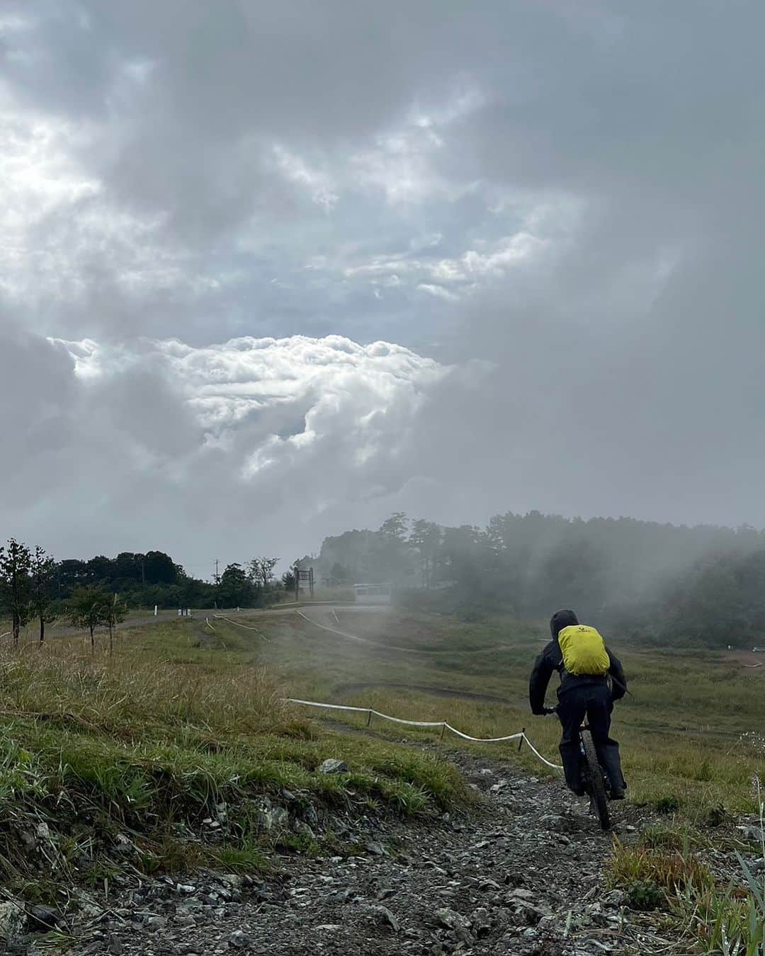 白馬岩岳スノーフィールドさんのインスタグラム写真 - (白馬岩岳スノーフィールドInstagram)「9/15(金) おはようございます。  早朝の雨でコースはウェット。小雨がぱらついています。とても滑りやすくなっておりますのでお気をつけください⚠️  岩岳MTBパークオープン状況 天気: 🌦  スキルアップエリア (初級者) オープン コンディション: ウェット  岩岳の森クロスカントリー(中級者) オープン コンディション: ウェット  マウンテンサイクリングコース(初級) ゴンドラ建設の為、今季クローズ  ヒトトキダウンヒル (初級)　※9:00～15:30 オープン コンディション: ウェット  アルプスDH(初級～中級) オープン コンディション: ウェット  カミカゼDH(上級) オープン コンディション: ウェット トップガン⑨-⑩ゴンドラ工事によりクローズ  Iwatake MTB Park Condition & Status Weather: 🌦  Skill-up Area (Beginner) Open CONDITION: Wet  Iwatake Cross-country (Intermediate) Open CONDITION: Wet  Mountain Cycling Course (Beginner) Full season closed, due to under construction of new gondola.  Hitotoki DH (Beginner)　※9:00～15:30 Open CONDITION: Wet  Alps DH (Beginner-Intermediate) Open CONDITION: Wet  Kamikaze DH (Expert/Advanced) Open CONDITION: Wet Top gun⑨-⑩. Closed, due to new gondola construction.  詳しくは https://iwatake-mountain-resort.com/green  #iwatakemtb」9月15日 8時33分 - hakuba_iwatake