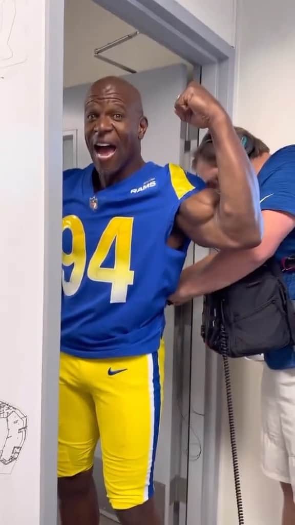 のインスタグラム：「I was drafted to the @Rams in 1991, and they will always hold a special place in my story. Loved cutting up with the fellas and flexin’ with Aaron Donald! Excited to be the Rampede Captain on Sunday at @sofistadium!! 🐏  #football #NFL #larams #ramshouse #aarondonald」