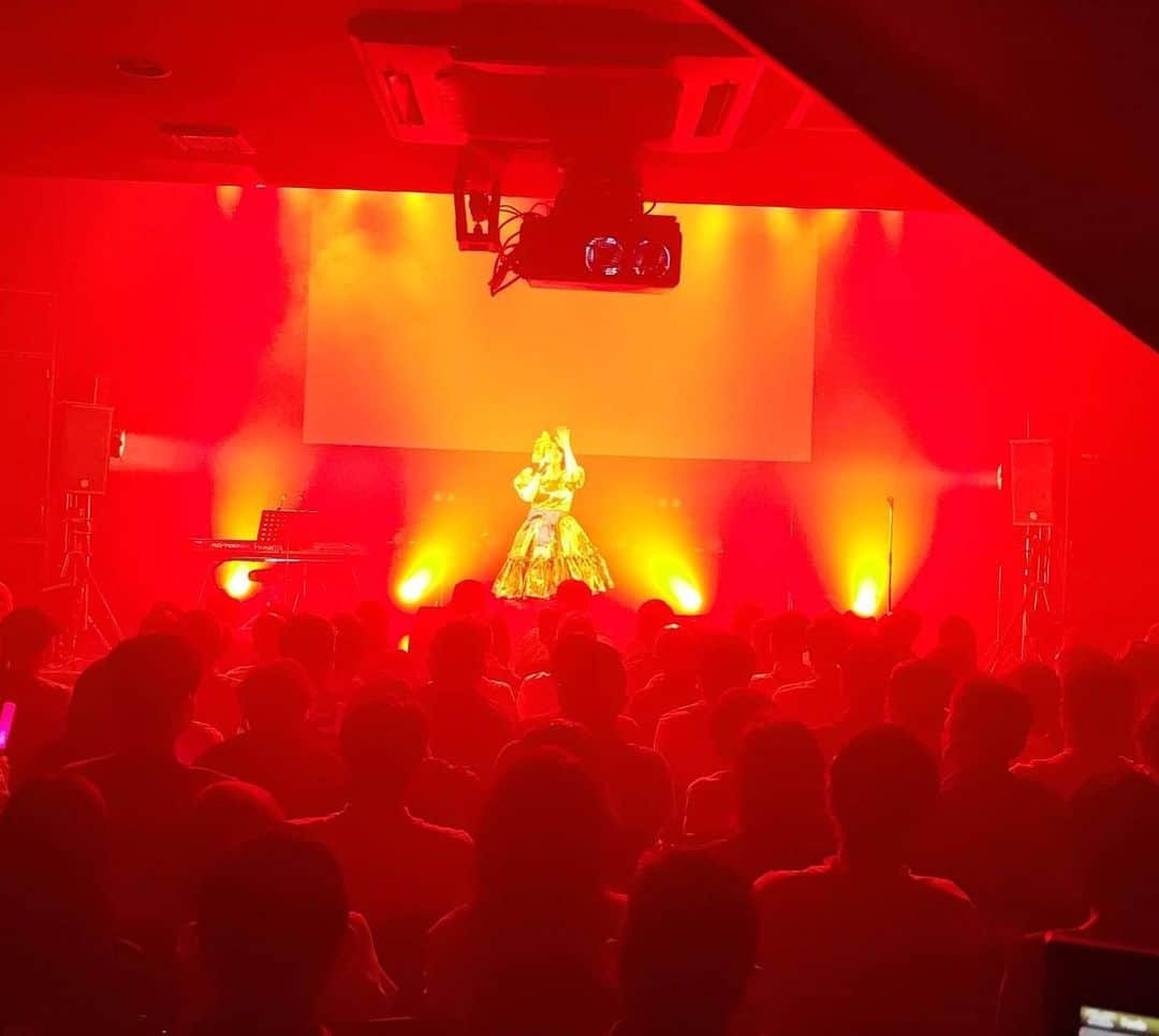 のインスタグラム：「ワンマンライブ in 札幌 お越しいただきありがとうございました‼️ ドリカムさんから始まり、オリジナル曲、ピアニストさんを入れてのカバー曲、山口百恵さん  今回のライブはものまねライブって書いてあったけど、オリジナル、カバー曲をいつもよりは多めにやらせていただきました😆 初めてやるものまねでは浜崎あゆみさんのライブMCの完コピを目指しました。 自分では完璧だったと思ってる。笑 アンコールではドリカムさんの曲をあと3曲くらい歌う予定だったんだけど、喋りすぎて時間なくて削りました😅 3曲も削るってどんだけ喋ってんだよwww  本当にとっても楽しいライブになりました‼️ 札幌でのライブを現実にしてくれたイベンターの方、会場でサポートしてくださったスタッフの方、 そして一緒に盛り上げてくれたお客様、みんなが作ってくれたライブでした！ 本当に私を楽しませてくれて、幸せにしてくれてありがとうございました☺️❤️感謝‼️ またやりたい！ 色んなところにいけるように、私ももっと頑張ります‼️」