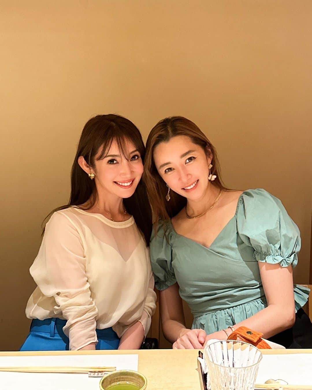 吉田美紀のインスタグラム：「・ ・ 仁香さんと楽しみにしていたディナー🍴 子ども達が同じタイミングで留学し 同じ気持ちを味わうママ同士、 お互い励ましあって泣き笑いの時間でした♡  仁香さんって本当に面白いし愛情たっぷりなひと。 表現がストレートで飾りないところも裏表がなくて 素敵だなっていつも思う🫶  子ども達も仲良しでお互いの新しい生活を 気にかけ応援しあっているのも微笑ましいです✨  帰国のタイミングでみんなで集合できるように それまではママ達がキャッチアップしてこ🫶  #friend #sushi #お友達 #高校生 #高校留学」