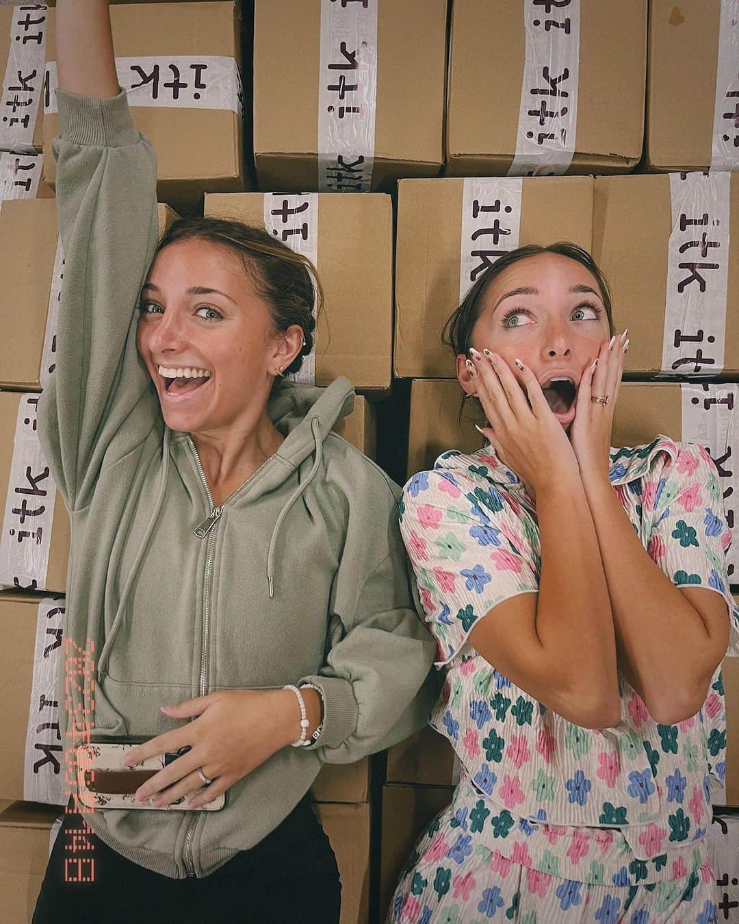 Brooklyn and Baileyさんのインスタグラム写真 - (Brooklyn and BaileyInstagram)「Bts dump of us packing out our @stayitk boxes 🫶🏼」9月15日 8時51分 - brooklynandbailey