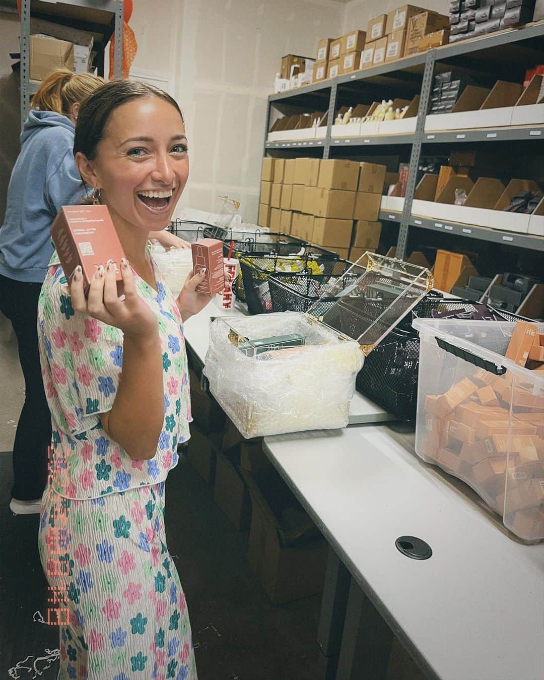Brooklyn and Baileyのインスタグラム：「Bts dump of us packing out our @stayitk boxes 🫶🏼」