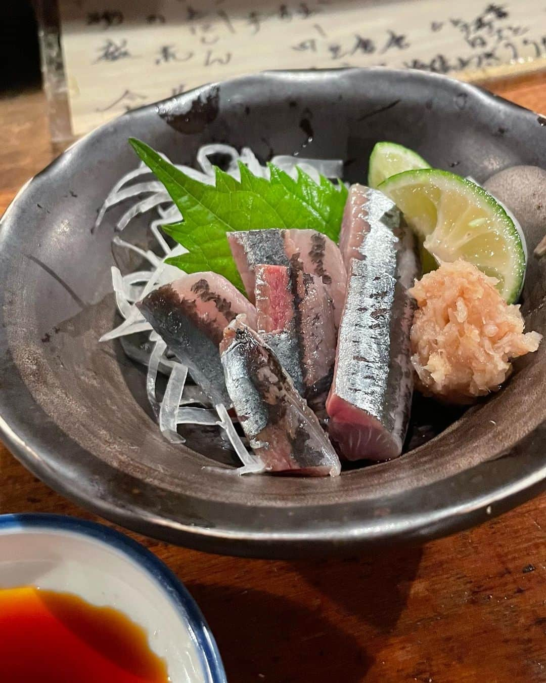 木村祐一のインスタグラム：「秋刀魚を半々で。刺身と焼きです。生湯葉も。秋刀魚は三匹の中から選んで頂きました〜♪ #いつぞやの #赤垣屋 #京都 #秋刀魚 #明石家 #祇園花月 #京都国際映画祭」