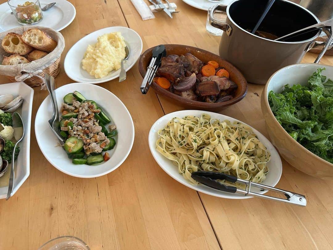 のインスタグラム：「撮影ごはん  撮影したものに 残り野菜で副菜添えて  スタッフ皆さま いつもありがとうございます。  #今日は撮影日#shooting#サルボ恭子#kyokosalbot」