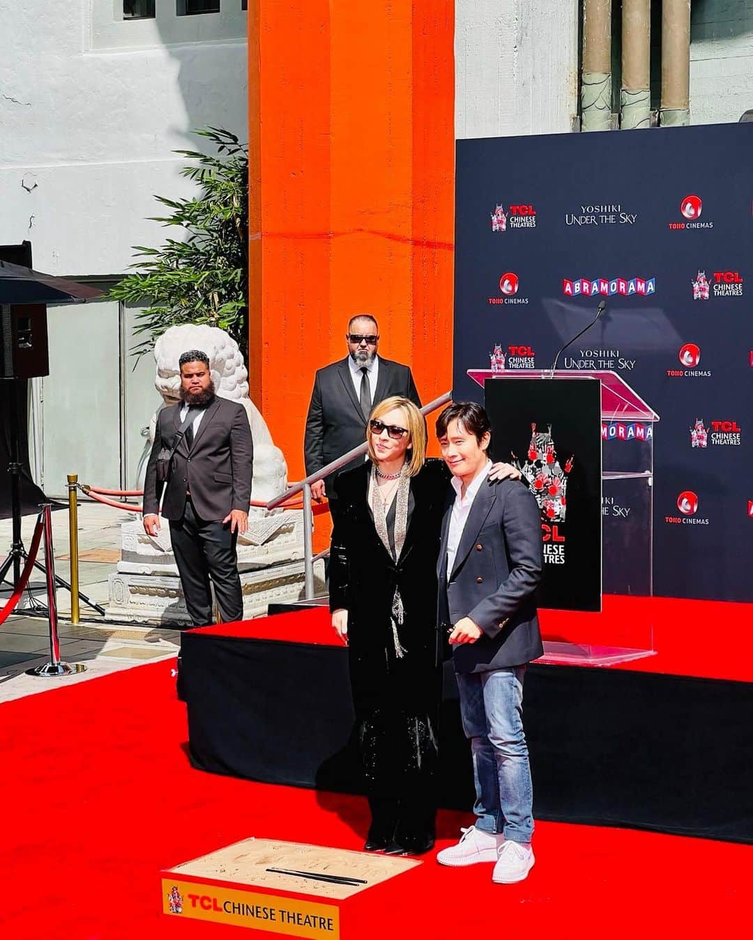 イ・ビョンホンのインスタグラム：「Congratulations my friend #yoshiki #Xjapan  #TCLchinesetheater #handandfootprinting」