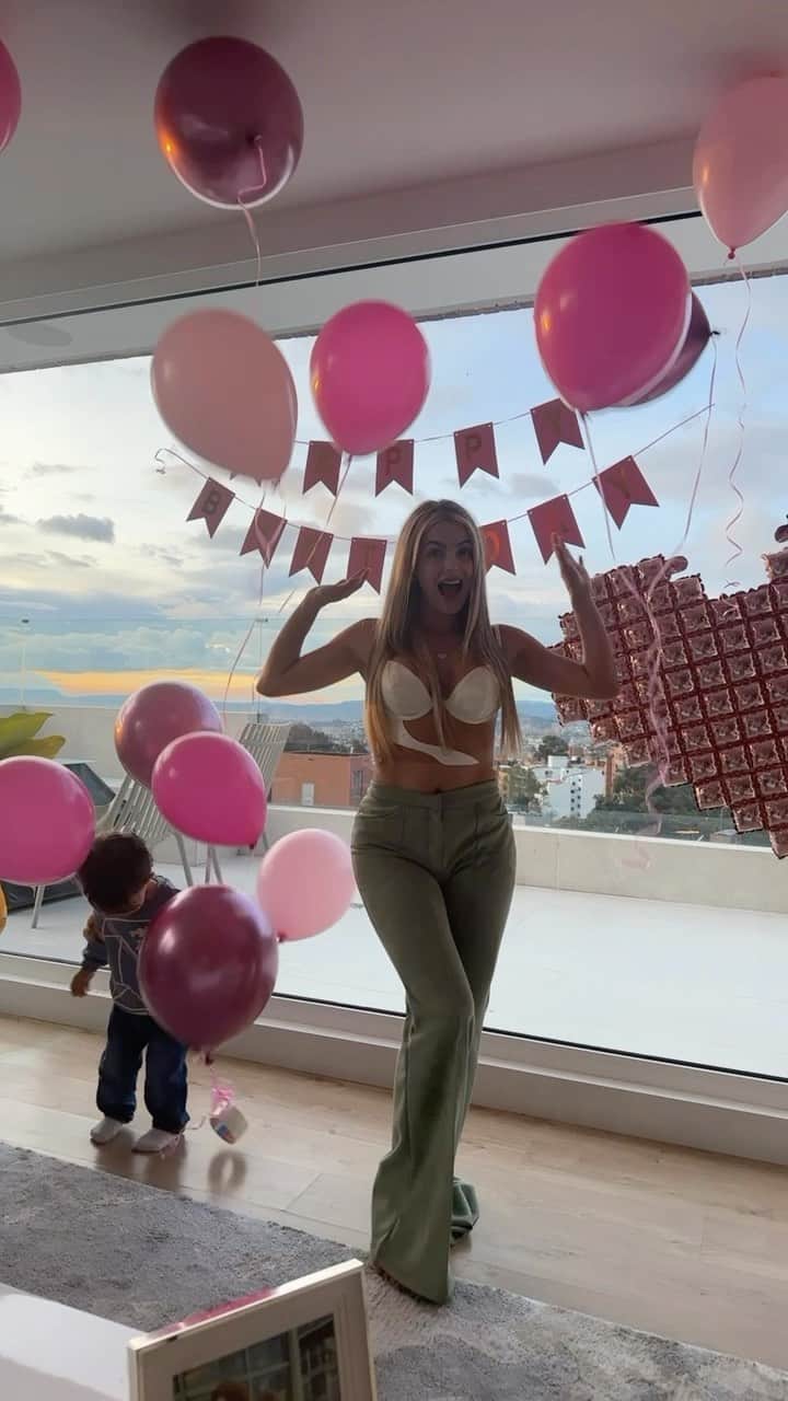 CRISSHURTADOのインスタグラム：「Gracias Dios por un año más! Amo celebrar mi vida!!」