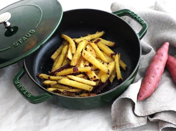 staub ストウブのインスタグラム：「【ストウブレシピ : さつまいも スティック】  おやつにもぴったりなさつまいも スティックのレシピをご紹介します。じっくり火を通すのがポイント。さつまいも 本来の甘みが引き出されます。   材料  さつまいも 1本  小麦粉 適量  油 適量  砂糖 大さじ2*  水 大さじ2  バター(お好みで) 適量   作り方  1. さつまいもはよく洗い、スティック型に切って、水にさらす。水気をしっかりふきとったさつまいもに小麦粉をまぶす。   2. お鍋に 高さ0.5ミリ程度の油を入れて中火にかけ、温まったら弱火にし、切ったさつまいもを入れる。火が通ったら鍋から油分をふきとり、砂糖を同量の水に溶かしたものをお鍋で加え、最後にお好みでバターを絡める。   *お砂糖の分量はお好みやさつまいもの甘さによりお好みでご調整ください。  * * 本レシピ向けの鍋のサイズ表記はございません。あらかじめご了承頂きますようお願いいたします。  #STAUB #ストウブ」