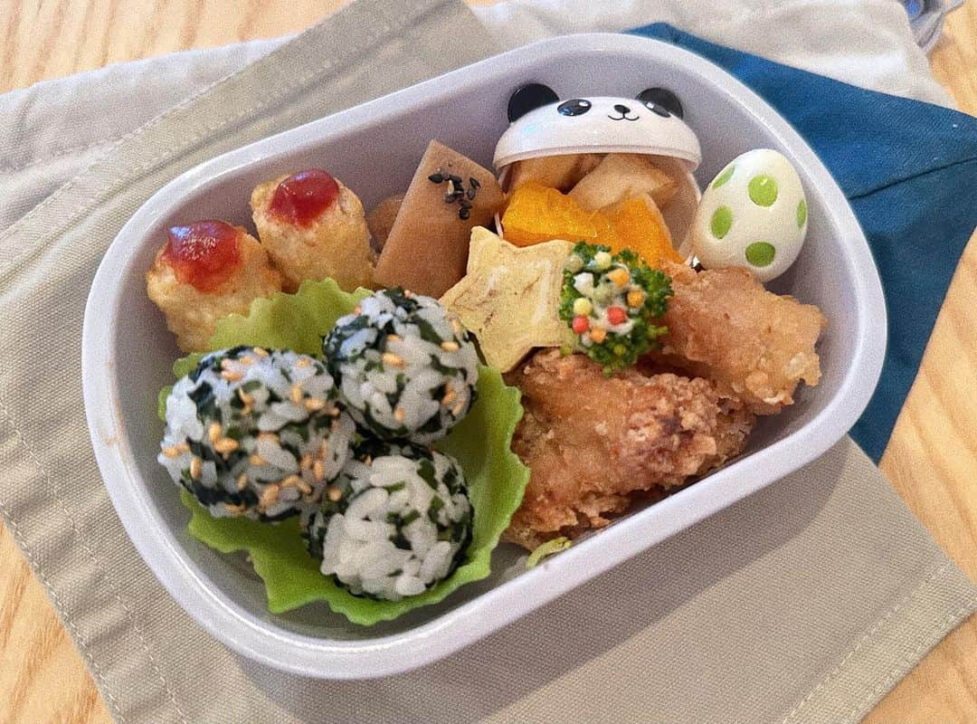 瀬戸サオリのインスタグラム：「gm☁️☺️  サッカー⚽️の日のお弁当🥰 スタミナ弁当👦🏻🩵  昨日と今日は 息子は咳かなりしているので 幼稚園はお休み💤  今日も1日頑張りましょう🍂  #幼稚園弁当  #有機野菜 #オーガニック弁当」