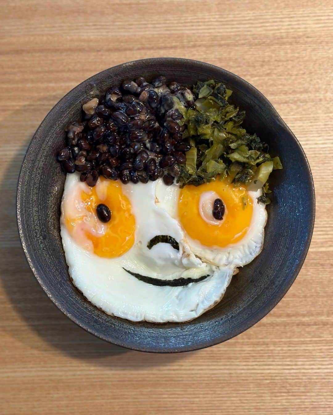 秋山具義さんのインスタグラム写真 - (秋山具義Instagram)「俺の朝食。  黒豆納豆高菜目玉焼き丼」9月15日 9時19分 - gugitter