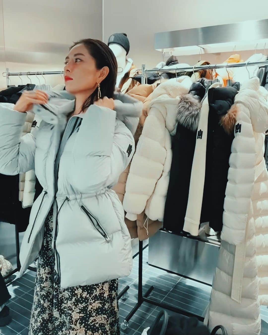 白澤貴子のインスタグラム：「Winter is just around the corner in my 🧠  明日9月16日、青山に日本初の直営店をオープンする @mackage へ。  何度かお仕事をさせていただいている #マッカージュ やはりその魅力は高度な機能性にも関わらずカジュアルになりすぎない大人のための #ダウンジャケット が揃っているところ。 エレガントかつ洗練されたムードを放つ美しいシルエットは纏うたびに惚れ惚れしてしまうほど。  更に、環境保全に関する仕事にも携わっている身としては、徹底したトレーサビリティが保証されているところも注目点。  今回は一足お先にお邪魔して、気になる4点をピックアップしました。  店内はもちろん冷房がきいていたけれど、高機能すぎて暑い(もとい、暖かい)ので合間にかき氷をいただいて、真冬を妄想しつつ試着❄️  早く本格シーズン到来して欲しい♡  #mackage」
