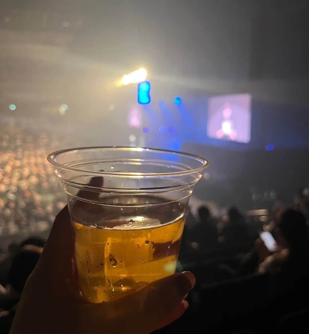 杉山由紀子さんのインスタグラム写真 - (杉山由紀子Instagram)「📍SAMRISEFESTIVAL 食と酒と音楽のイベント🍺  あさみちゃん夫婦といってきたよー👍️  豪華メンバーすぎて久々のりのりな杉山(笑) ↑わりと普段おとなしく聞いてるタイプ😆  flumpool→WANIMA→UVERworld→GENERATIONSってやばない？♥️  特にflumpoolほんと好きなのー😊✨ 初めて生で聴けて最高♡♡♡  食も高級店も出展してて、お酒の種類もハンパない!! お酒飲みながらライブもいいね👍️♪  総合して最高でした♥️♥️♥️ そして帰りにJIMBEAMこの大きさでもらっちゃった(笑) これも想い出😆  今年はガチフェスも参加予定(笑) 何事も経験👍️👍️✨  #SAMRISEFESTIVAL #SRF #さいたまスーパーアリーナ #フェス #flumpool #WANIMA #UVERworld #GENERATIONS #ライブ #live」9月15日 9時18分 - yukikosugiyama