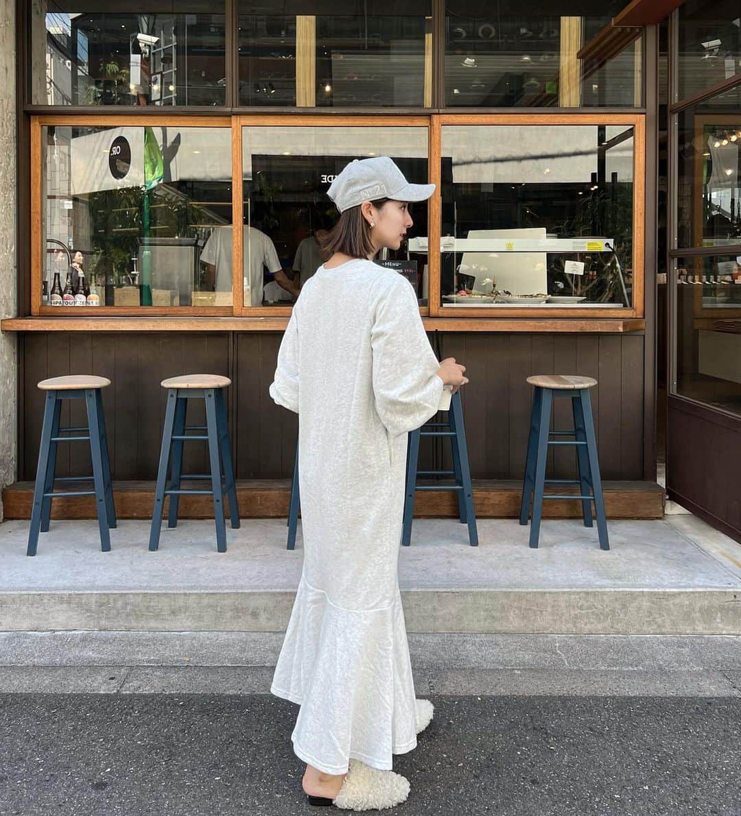 青野未来 / MikuAonoのインスタグラム：「. . 🤍🤍  こーゆうワンピースが 可愛くて動きやすくて楽で最高のやつ🫣🤍👍 @nostalgia_jp  @nostalgia_zozotown  . . #nostalgia#ノスタルジア #noszozo #マーメイドワンピース #スウェットワンピース  #関西ママ#ママコーデ」