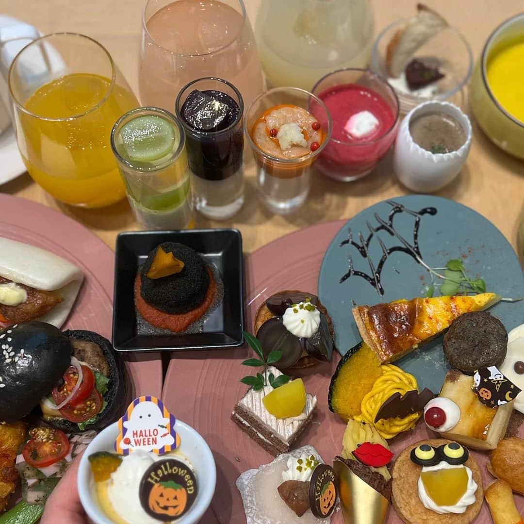 黒帯さんさんのインスタグラム写真 - (黒帯さんInstagram)「【大阪】デザート&ランチブッフェ 🎃ハロウィン🎃 ANAクラウンプラザホテル大阪 ANAクラウンプラザホテル大阪ではデザート&ランチブッフェハロウィンが10月31日までご提供中、ハロウィンスイーツやデビルエッグのカナッペ魔女の特製ビーツのスープなどユニークなフードメニュー充実です。 お飲物はTWGの紅茶セレクション他、ソフトドリンクやフレーバーウォーターをお楽しみいただけます。  デザート&ランチブッフェ  🎃ハロウィン🎃  期間：〜2023年10月31日（火）  ご料金 (税サ込) 大人　¥5,500/名  小学生　¥3,100/名 4歳以上　¥1,600/名 未就学児(0～3歳) 無料 営業時間 11:30a.m. – 3:00p.m. (L.o. 2:30p.m) ※前日5:00p.m.までの予約制  時間制限なし 平日は4名様のご利用で1名様無料！ 【フード】 かぼちゃのプチモンブラン デビルエッグのカナッペ 魔女の特製ビーツのスープ キノコのフラン 竹炭生地のブラック・クアトロ・フロマッジ チキンディアブル など  【デザート】 かぼちゃプリン モンブランタルト ブランマンジェヨーグルトとエルダー泡仕立て 竹炭生地のブラック・クアトロ・フロマッジ 栗のブリュレ キャラメルポワール カフェティラミス さつま芋とリンゴのキャラメリーゼ ゴマのマドレーヌ など   ※内容は予告なく変更することがございます  #anaクラウンプラザホテル大阪 #カフェインザパーク #ハロウィン #デザートブッフェ #ランチブッフェ #食べ放題#時間制限なし #大阪#大阪グルメ #北新地#北新地グルメ #anacrowneplazaosaka #ihghotels #dessertbuffet #lunchbuffet #cafeinthepark #osaka#kitashinchi #halloween#halohalo #ana크라운플라자호텔오사카 #오사카호텔추천 #디저트뷔페#런치뷔페  #PR」9月15日 9時21分 - shin_kuroobisan