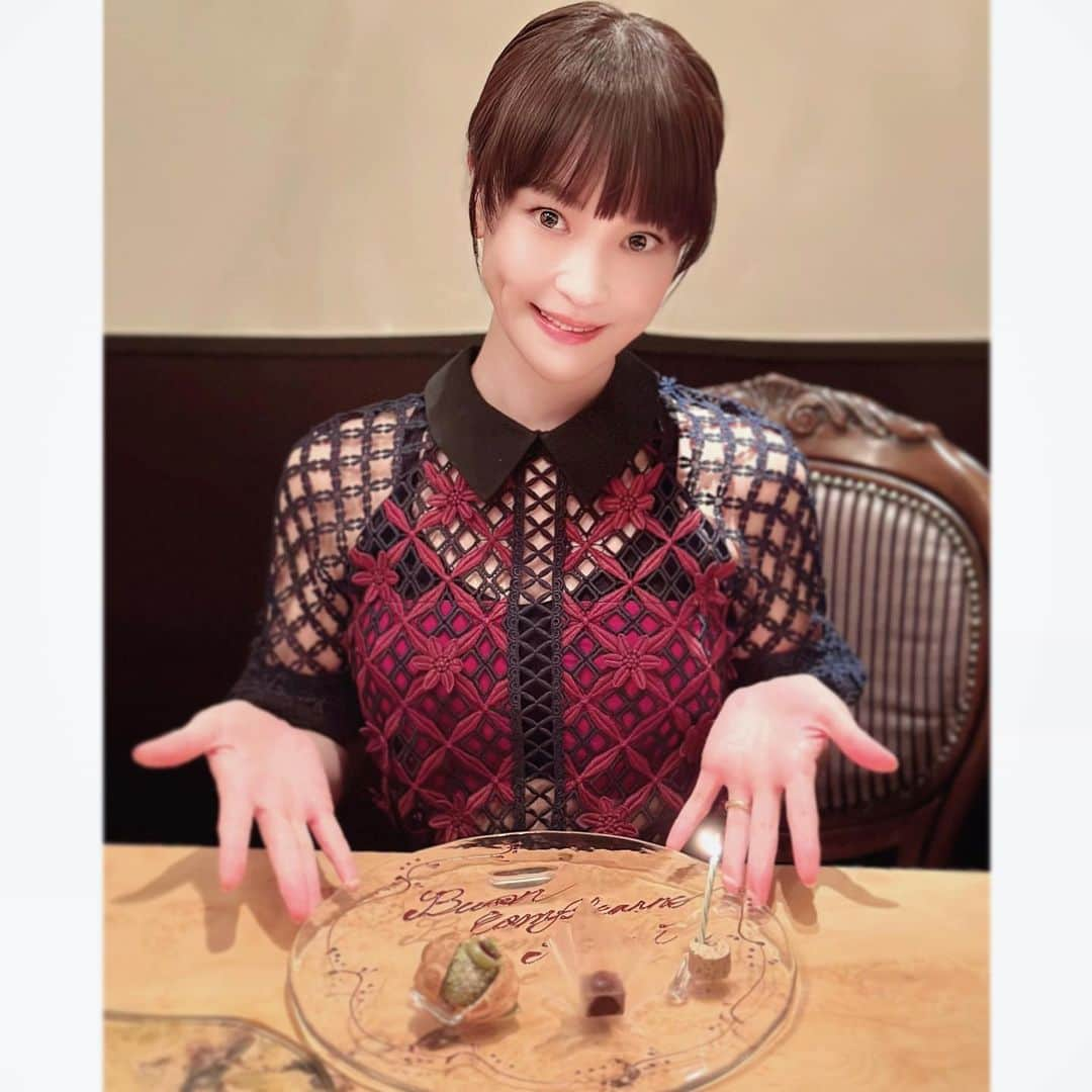 清川あさみさんのインスタグラム写真 - (清川あさみInstagram)「It so happens that today is my birthday💐44歳になりました–！早すぎてついていけない😂  自分より大切な人や事が沢山できるお年頃です。  お仕事を通した素敵な出会いはもちろん、最近は子供達を通した出会いの素晴らしさに更に感動する日々です。  サプライズにプレゼントで友達が書いたAIについての新刊とかもらったので、飛行機で読みます✨  #happybirthday #いつもありがとう皆さま #久々のワンピース👗」9月15日 9時25分 - asami_kiyokawa