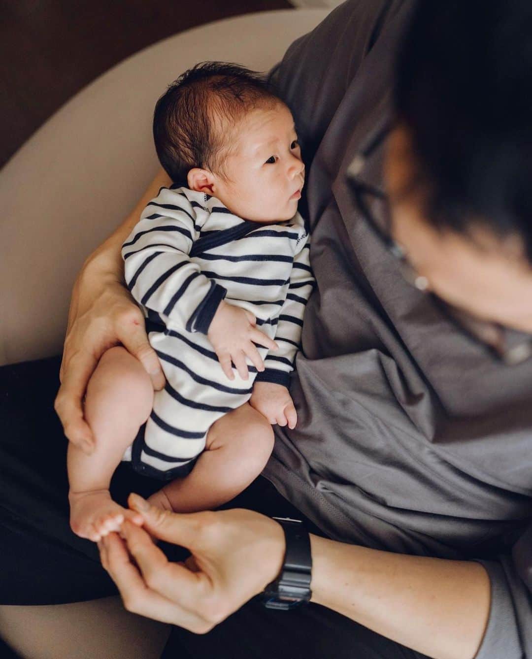 松原加奈恵のインスタグラム：「生後1ヶ月おめでとう🌸  短い新生児期を噛みしめたいと思いながら ほぼ記憶ないです。毎日意識飛ばしてます🤤🤤  なんとかして寝たい なんとかしておやつ食べたい (みやこにバレずに) こればっかり考えてます。   #生後1ヶ月#新生児#ニューボーンフォト#1ヶ月ヘビー」