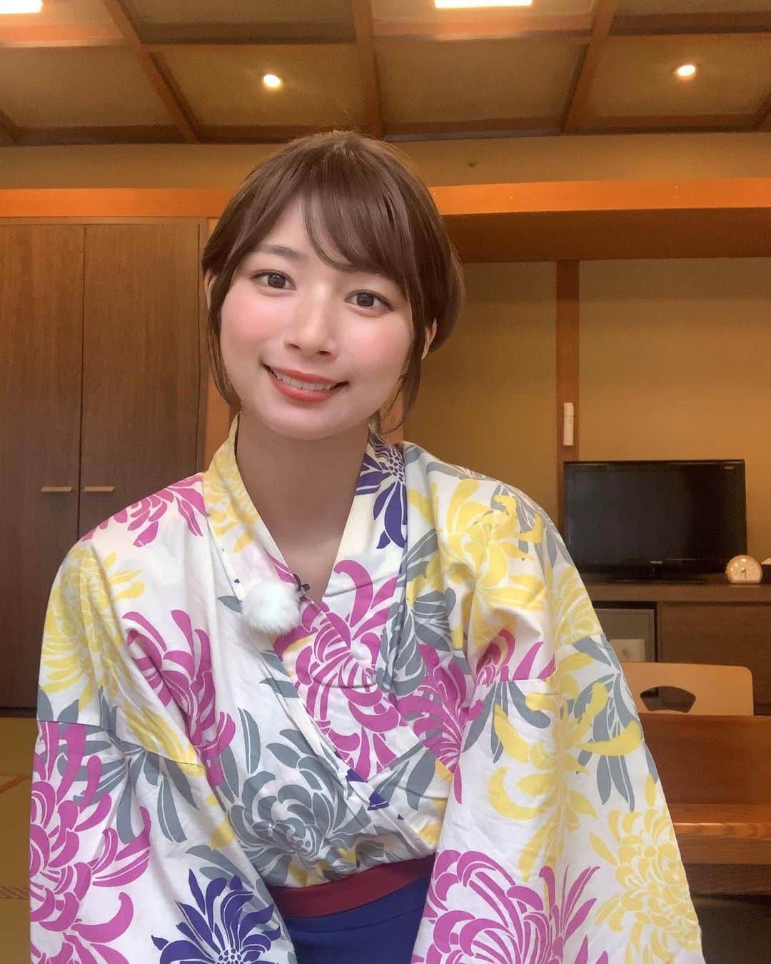 竹村美緒のインスタグラム：「. 昨日のABC「キニナリーノ」の放送では、城崎温泉へ行ってきました♨️  ラウンジには暖炉が。 ゆらゆら揺れる炎は見ているだけで癒されます。 冬場の夜はこの暖炉がさらにムードがあって最高なんだとか。  オフになったら、 温泉にゆっくり浸かって、カニ食べて、クエ食べて、フグも食べに来たい👼🏻 　 今日はこれからLIVE NEWSの生放送です。  #城崎温泉#温泉旅館 #浴衣#浴衣ヘアアレンジ」