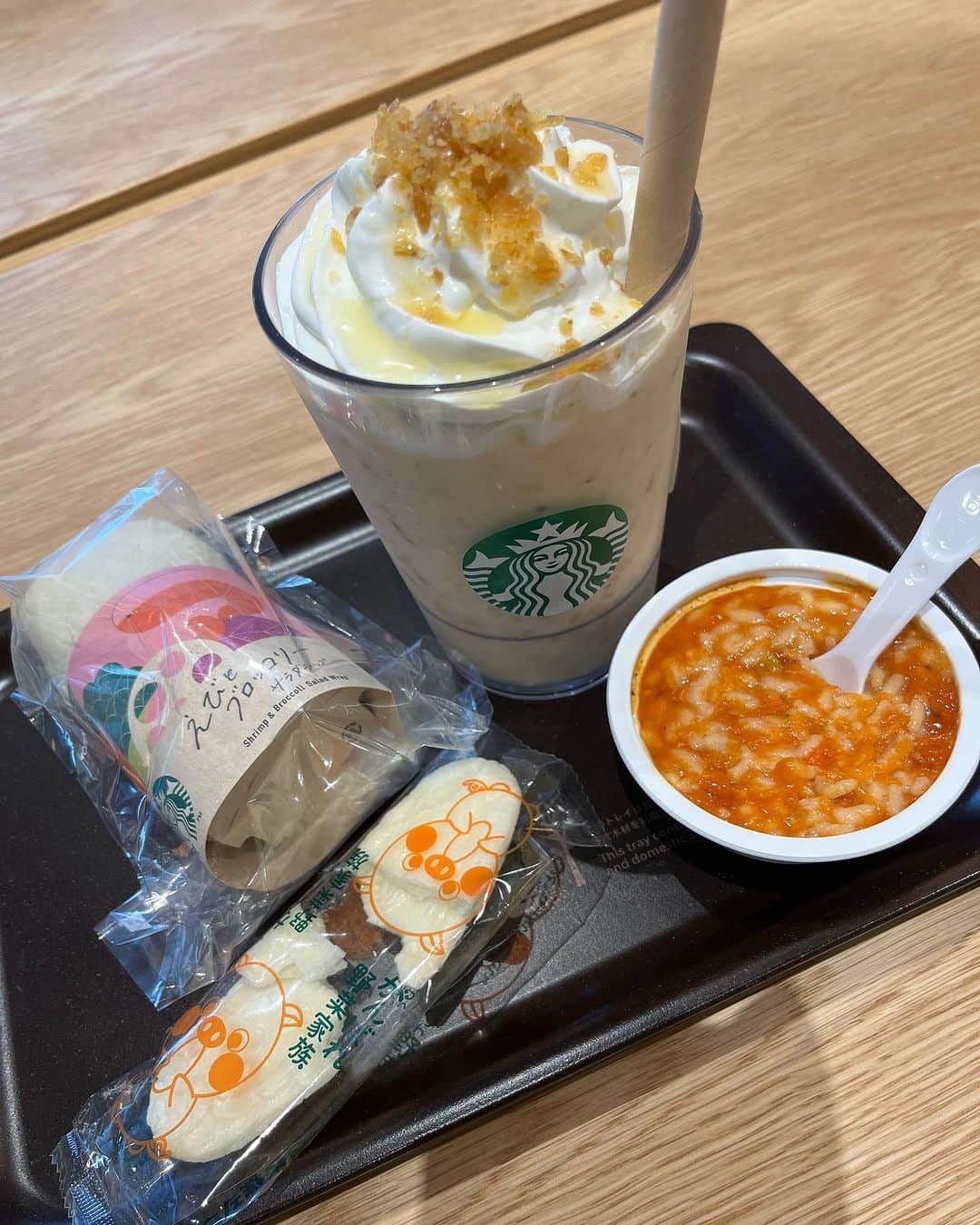 中上育実のインスタグラム：「ご無沙汰でございまするー！  夏休みが終わり…落ち着いて過ごせるかなー？という希望的観測立ててたけど なんだかんだで半月過ぎてしまってて驚いておる次第… 夏休みは息子のお友達が家にやってくるイベントがなかったので、むしろバタバタせずに済んでいたのではないかなという気もしてきました(笑) 午前中、兄達が出かけてる隙に、赤子とスタバに洒落込んだ時の写真でーす( •̀ᴗ•́ 人)  飲みたかったんだ、おさつのやーつ♡  #スタバ  #おさつバターフラペチーノ」