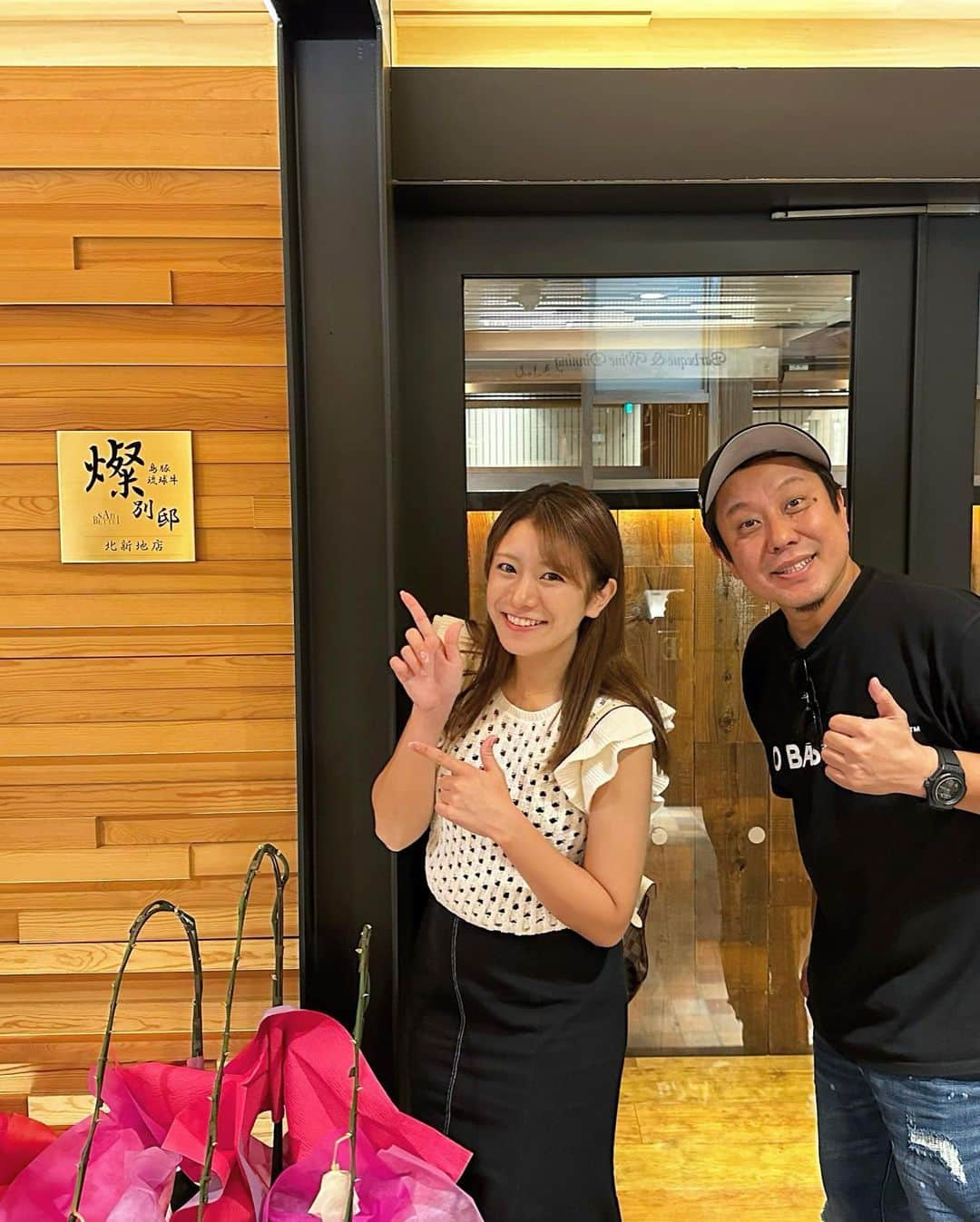 福本愛菜のインスタグラム：「燦 別邸 北新地店🤍🤍🤍 沖縄でも食べた美味しすぎるしゃぶしゃぶが本島でも食べられるようになったから行ってきたよ〜🤭✨  パイナップルあぐー豚が甘くて病みつきになる🥺❤️ほんでもずくと一緒に食べるのがまた最高なんよっ🤤🤤🤤  あとポン酢がめちゃくちゃ美味しいからお肉もお野菜も止まらんくなる🤫！！！ お塩で食べる豚しゃぶもうますぎるから、まずはお塩で食べることをオススメします🫶🏽🩷  1枚目はお友達のあっちゃんと！オープンおめでとう😎また行きますっ😋  美味しいもの食べて、色んな方との出会いもあって、最高の時間でした☺️✨  #燦 #別邸 #しゃぶしゃぶ #大阪 #北新地 #北新地グルメ #パイナップルあぐー豚 #アグー豚 #あぐー豚 #豚肉 #もずく #沖縄 #沖縄料理 #沖縄グルメ #うますぎ #🤤」