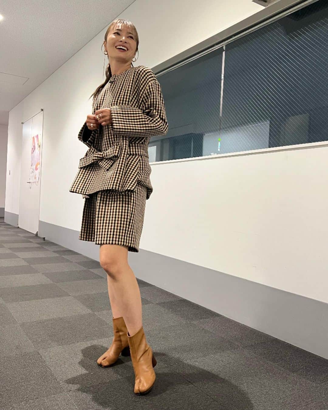 のインスタグラム：「. 今夜7時から ちまたのジョーシキちゃん　 みたね✨  あのコスパ最強スーパーの 名前読めないけど、 使ってみたい！ でも何にあうんだろ？って シリーズの中国の調味料✨  そう思った方、 私だけじゃないはず！ めちゃくちゃ美味しかったんだよね✨  調味料の他にもお得だし美味しい！ これほしい！に 間違いなく出会えるはずだよ。  試食のセッティング中まで 大爆笑の現場で ほんと楽しい🩷スタジオでした！  ちなみに写真は 今週と先週の衣装です♪  newsおかえりに 出演させていただいたりと 今月は4回大阪行ける😍  Googleマップに 行きたいカフェとか色々 増えてきてる🤍 北浜好き✨  今月はロケで地元の 青森もいきまーーす🩷  ちなみにNHK総合 にっぽん百低山は 来週放送です。  こちらもみてね🩷  #ちまたのジョーシキちゃん #新山千春 #大阪 #青森」