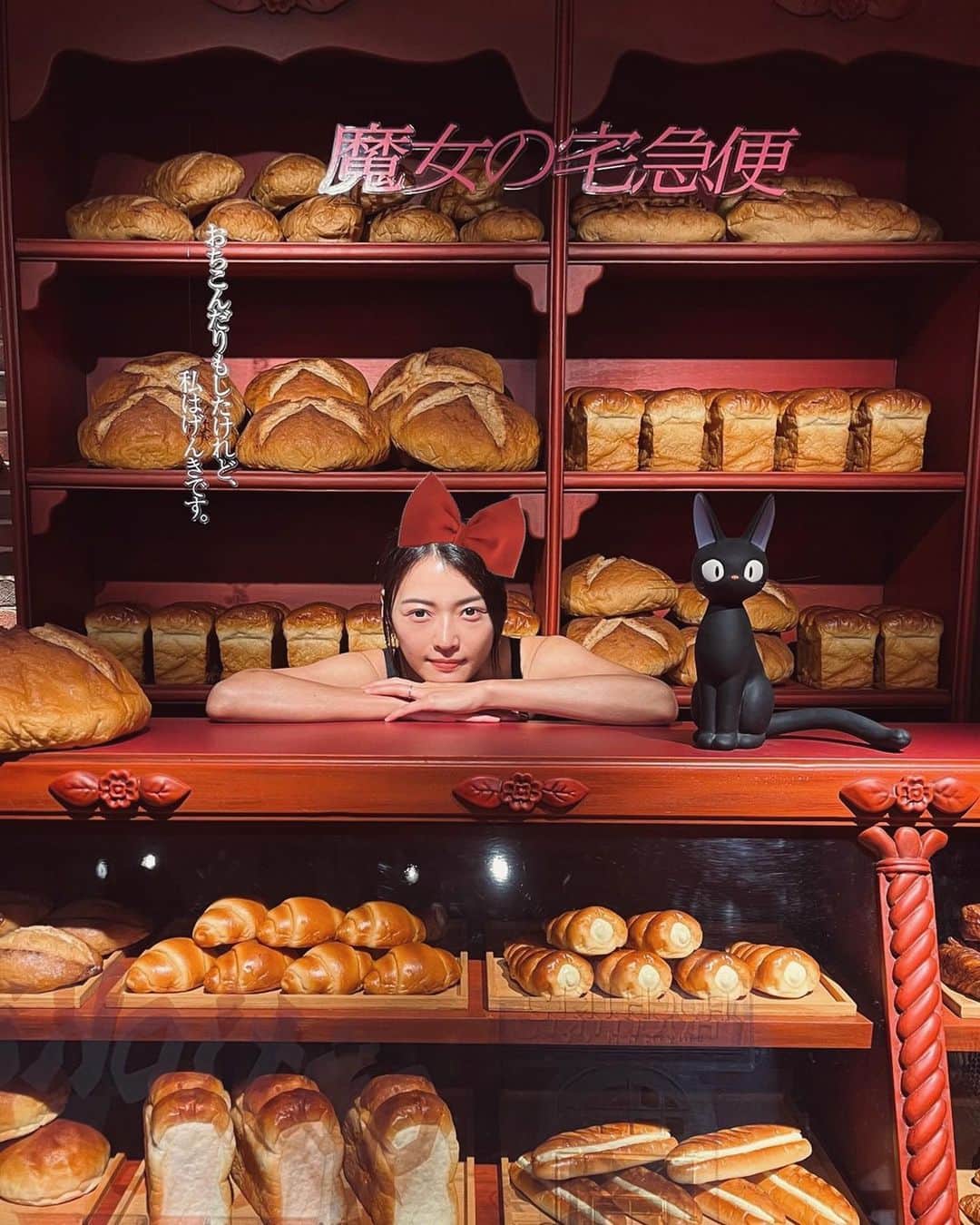 伊藤しほ乃のインスタグラム：「載せちゃうよね🧹  金曜ロードショーとジブリ展🤎 歴史全部読んでたら1時間かかったよ🌱  ジブリと共に育てたとゆうだけでもめっちゃいい年に生まれたなぁと思えるよね💚💚  キキが旅立つ前にパパが『帰ってきてもいいんだよ』って言うところ泣ける←だいぶ序盤🤣 キキのパパは私の父なみに優しい🥹  トトロはさつきのひとつひとつの言葉が家族や周りへの優しさに溢れてて泣ける←泣きすぎ 『お地蔵さんここで休ませてください』って言うの好き。 でもかんたの不器用な優しさも好き。  もののけ姫も、自然の大切さプラス強く生きることを教えてくれた。 最後のあの極限状態の中で『生きてりゃなんとかなる！』って言ったトキの言葉は女性の強さを感じて好き。とゆうかトキの性格めっちゃ好き。  あ、やばい語り出すと止まらないw 全作品語らせてほしい。笑 ジブリ語りたい  #はい笑った人いますね。わかるよ。 #ジブリ #魔女の宅急便#もののけ姫  #KikisDeliveryService#princessmononoke #studioghibli」