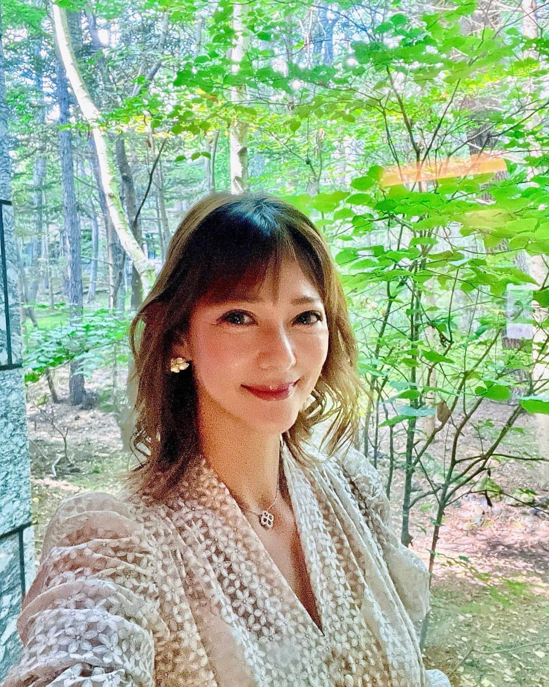 箕輪玖美のインスタグラム：「今年初エクシブ✨ 軽井沢もビックリする程まだまだ暑い‼︎😳 ・ ・ 安定の中華『翠陽』🍽️ やっぱり美味しい💕  #エクシブ #エクシブ軽井沢ムセオ #ベントレーコンチネンタルgt #避暑地軽井沢 #まだまだ夏 #タビジョ #タビスタグラム #アラフィフ女子 #箕輪玖美」