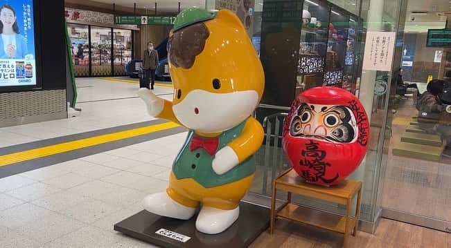 高山沙織のインスタグラム：「【最長片道切符の旅 振り返り♯15】  こんにちはアンドロイドのお姉さんです。 私はただいま 群馬県高崎駅に来ております。  本日はここを高崎駅から最長片道切符の旅を始めます。 最初に乗るのは上越新幹線。 こちらは2023年3月18日のダイヤ改正で上越新幹線から全面撤退となったE2系の車両。 この日は3月6日だったのでギリギリ乗れました。  ルートで言うと 群馬県高崎駅から上越新幹線でグッと北上 して新潟県の越後湯沢へ。 越後湯沢からは上越線で南下しまたまた群馬県の新前橋駅へ。 ここからまた北上し栃木県の小山を目指すという北上したり 南下したり意味がわかんないルートをたどっていきます 。 上越新幹線の高崎より北の区間は結構トンネルがちなんですよね。 景色なんて見えないので遅めの朝ごはんでも食べてのんびり過ごします。  乗車時間30分ほどで新潟県越後湯沢に到着。  次の上越線の乗り換えまで1 時間ほどあるので駅前には足湯の足湯に浸かります。 これがめちゃめちゃ熱かった……。 電車乗りっぱなしなので足だけでも温泉に浸かれてよかったと思っていたら 越後湯沢駅、なんと駅ナカに温泉があるらしいです。 Cocolo湯沢という施設にあるそうで、お酒入りの温泉でした。 次の列車の時間があるので20分ぐらいの入浴したが、最高！  新潟県はこの旅で何度も行ったり来たりしましたが、一旦ここで終了。 最後に温泉に入れていい思い出になりました。   というわけで上越線普通列車水上行きの列車に乗り込みます。  列車は途中くるっとループした線路を走っていきます。 路線図で見てもくるっと円を描いていて、こんな路線なかなか見ないですよね。 今走ってる区間は谷川岳など 険しい越後山脈の山越え区間で、急勾配を避けるためにあえて距離を長くループ線にすることで標高差を緩和させているのです。  列車はトンネルを抜け、新潟県側最後の駅”土樽駅”を出発すると、再び長いトンネル区間に入っていきます。この清水トンネルは川端康成の小説雪国の冒頭「国境の長いトンネルを抜けると雪国であったの」長いトンネルなのです。 本当に長かった。  乗車してから40分群馬県の水上駅に到着。 水上駅から前橋行きの列車に乗り換えます 。 列車は約50分かけて新前橋駅に到着。 次は両毛線に乗って栃木県の小山（おやま）駅を目指します。 小山って普通に読んだら（こやま）だよなぁと思いながら到着。  栃木県内第2の都市である小山市、駅もでかいですね。新幹線も通ってます。  さて、ここからも本当に意味のわからないルートを通っていてゆきます。 順調に南下してきたのにまた北上し、なんと東北の福島県まで戻っちゃうのです。 最長片道切符のツラさ。。。  次に乗車するのは上野東京ライン。 ここまで来たのにまた首都圏から離れます。 電車に揺られること30分ほどで宇都宮駅に到着です。  乗り換えてさらに北上しても良かったのですが、今日は餃子が食べたいのでもうここで終了。   晩御飯に餃子探しの旅に出ることにしましょうか。 ということで餃子通りにやってきました。 ただ思ったより活気がない……。 ７時前でも閉まってるお店結構あるんですね。  餃子の夜は早いのかもしれない。  やっている有名店「餃子の悟空」を発見したのでここで食べることに 。 めちゃめちゃ並んでました。 空腹にはダクトからの香りでさえ美味しく感じます。待つこと30分ほどでようやく入店。 待望の餃子がやってきました特製 肉餃子としそ餃子。 肉餃子は肉汁がすごい。しそ餃子は鼻に抜けるしその香りが最高 。  あっという間にペロリです。 食べている時間より並んだ時間の方が長いけれど並ぶ甲斐がある餃子でした 。 さてもう一軒くらい餃子屋をはしごしちゃいましょう。こちらも人気店「香蘭」さん まずは定番の焼き餃子 こちらもジューシーで美味しい  タンタンスープ餃子なるものも注文してみました 。 このちょいピリ辛なタンタンスープとちゅるん とした水餃子うまい！！  いやー駆け込みでギリギリ食べれて良かった。 というわけで人気の餃子屋を2軒はしごしました。   消化のために夜の宇都宮駅を少し散歩をしていると何やら駅が工事中のよう 調べてみるともうすぐ宇都宮ライトレールという次世代路面電車が開業するのだそう。  それに合わせて宇都宮駅東口もかなりキレイに新しくなっていました。宇都宮正直餃子のイメージしかなかったのですが、こんなに都会的だったのですね 。宇都宮ライトレールまた乗ってみたいですね。 というわけでホテルに戻ります 今回も見てくださってありがとうございます。 次の投稿でお会いしましょう」