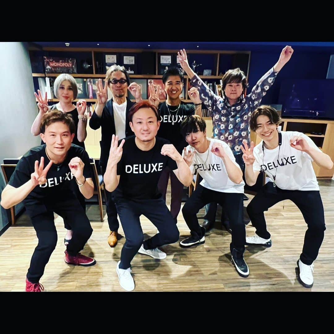 ミズノマリのインスタグラム：「🙌🏻 昨晩の楽屋写真が届きました。 改めて、 DEENのお二人、 30周年おめでとうございます！ そして、 貴重なライブにお誘いいただき、 ありがとうございました。 バンドメンバー、スタッフ、 そしてご来場の皆さまも、 私たちを温かく迎えていただき、 ありがとうございました😊  昨晩は、 シティポップアルバムで一緒に歌わせていただいた カバー曲「夢で逢えたら」と、 30周年記念アルバムにも収録されている、 私も作詞で参加した新曲 「ふたりだけのダンスフロア」 を一緒に歌わせていただきました🎤 盛り上がって楽しかったです☺️  それにしても、 30年をずっと走り続けるのは 本当に大変だと思いますが、 素晴らしいですよね。 DEENのお二人のお人柄も素晴らしく、 いつも皆に感謝の気持ちを忘れない姿勢が、 周りを引っ張る力にもなっていると思います。  私たちも見習って、 まずは25周年まで突っ走りますー💨」