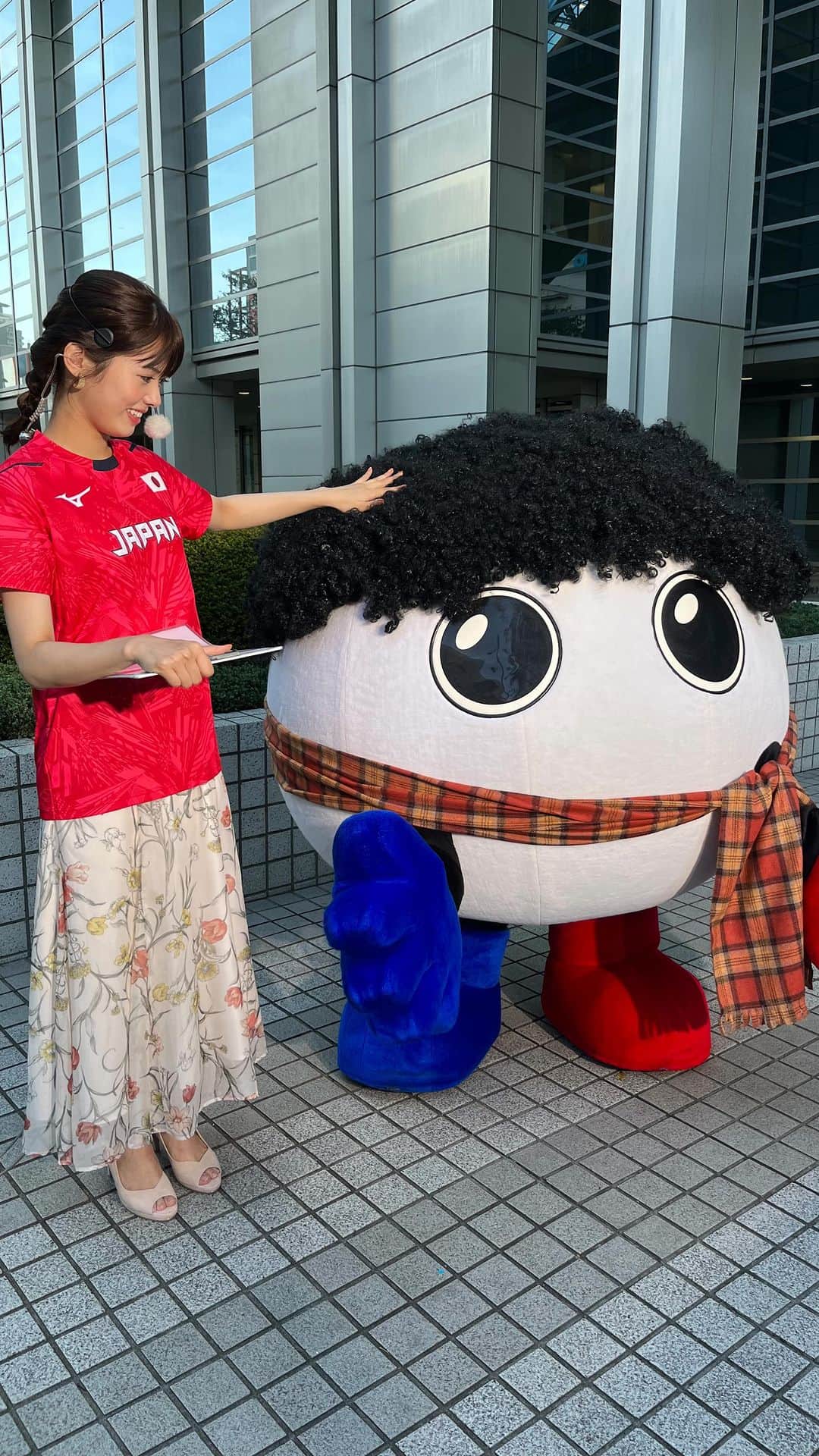 のインスタグラム：「おはようさん^ ^ 体調はいかがですか？ 今朝もまた蒸し暑さが戻ってきたけど すっごく元気やわ〜☺️💪  いよいよ明日から バレーボール・パリオリンピック予選が 開幕ということで バボちゃんが来てくれました〜！！  バボちゃんも、ととのうくんヘアに なっていたわ〜^ ^ 似合ってた💕  ほな、引き続き暑さと雷雨に 気をつけて過ごしてな🍀 素敵な金曜日を♪  #めざましテレビ #バボちゃん #バレーボールパリオリンピック予選 #ミステリと言う勿れ」