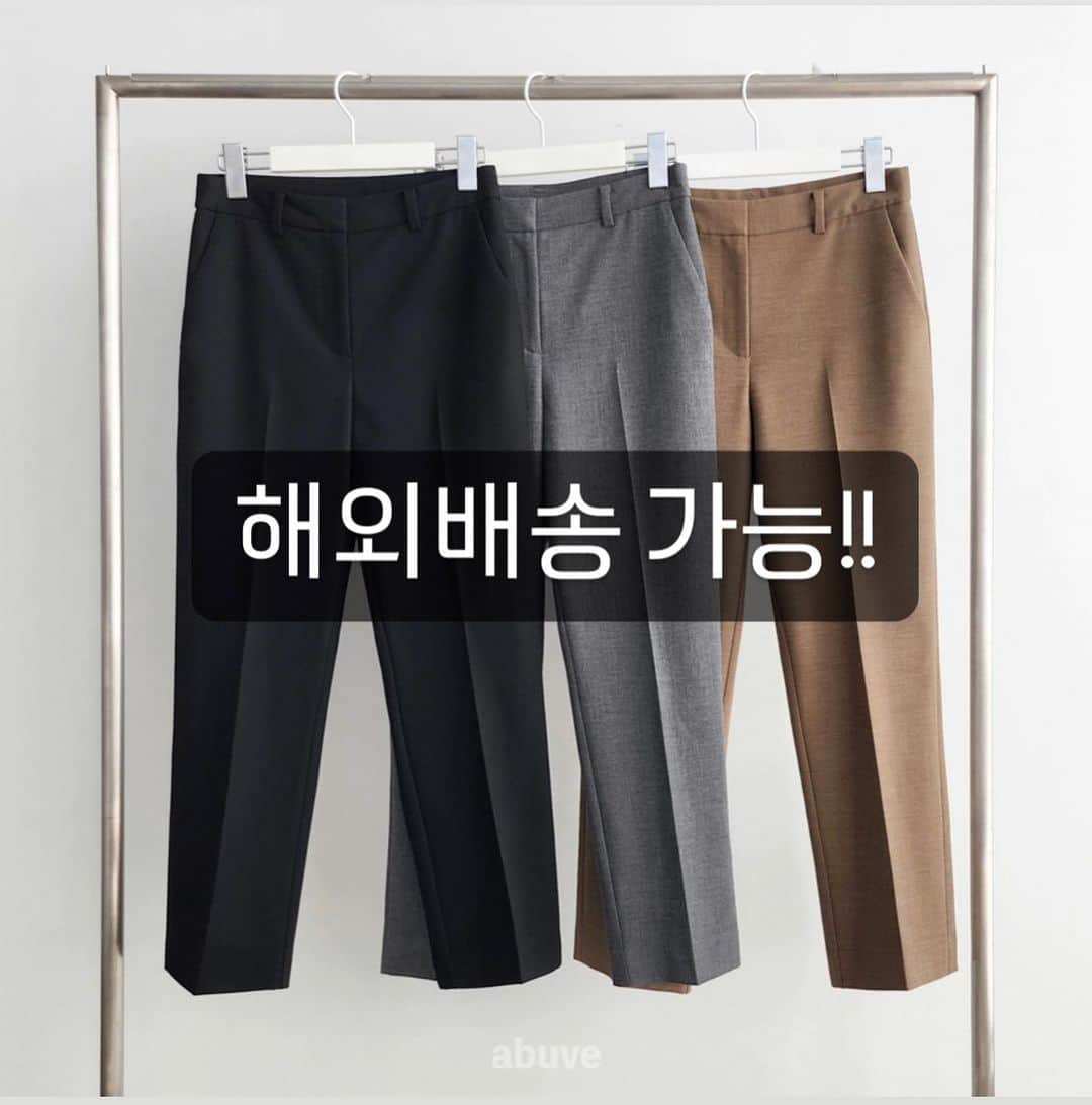 キム・ジュニのインスタグラム：「여러분! 지금 슬렉스 해외배송문의가 너무 많은데요! 저희 어버브는 전부 해외배송이 가능합니다   해외가입, 페이팔사용등에 대한 자세한 안내를 원하시면 에바주니 홈페이지 공지사항을 확인해주세요!  현재 미리보기 조회수 7천건에 육박한 #맨날입는슬렉스 잠시후 11시에 만나요!!  올해 마지막 가격입니다 (내년엔 10만원대로 인상되어요)」