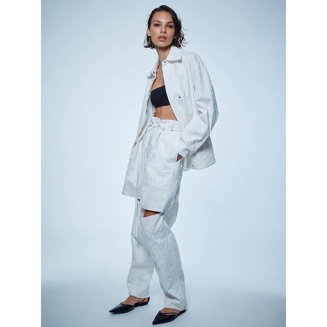 カット25さんのインスタグラム写真 - (カット25Instagram)「Spring Summer 2024. Look# 1  The Yigal Azrouel SS24 collection skillfully merges the essence of masculinity and femininity, capturing the self-assured spirit of a downtown woman through a sleek and structured design philosophy. The silhouettes elegantly elongate, draped in opulent materials like lamb skin and leather, vegan silks, and Japanese textiles, showcasing a versatile range of dresses, jackets cut in effortlessly stylish oversized boyfriend styles, and chic minimalist dresses. These pieces artfully conform to the body, creating an understated yet seductive allure. This collection surprises with its intriguing fusion of fabric structures and fluidity, unveiling an unexpected sensuality. The color palette spans from timeless neutrals to occasional bursts of vibrance. Azrouel's meticulous craftsmanship emphasizes texture and quality, resulting in striking three-dimensionality, utilizing lavish materials. His trademark outerwear meets refreshingly light accentuating knits that come together in a balance of opposites that meet the essence of spring head-on. Notably, the addition of mesh fabrication, adorned with clear and black stone elements, is executed with architectural precision, framing and enhancing the dresses as they meet the body's contours. Specialty denim pants and jackets follow these options with unique cuts that possess a rugged workwear elegance. Given its diversity, this collection maintains a harmonious balance, radiating an aura of ultra-chic, modern sophistication. It's noteworthy that Yigal Azrouel proudly champions sustainability in his New York-based production through organic textiles and yarns. His latest endeavor includes an exciting new retail store in Soho, NYC, infusing an artistic essence into the city's vibrant fashion landscape.」9月15日 9時53分 - yigalazrouel