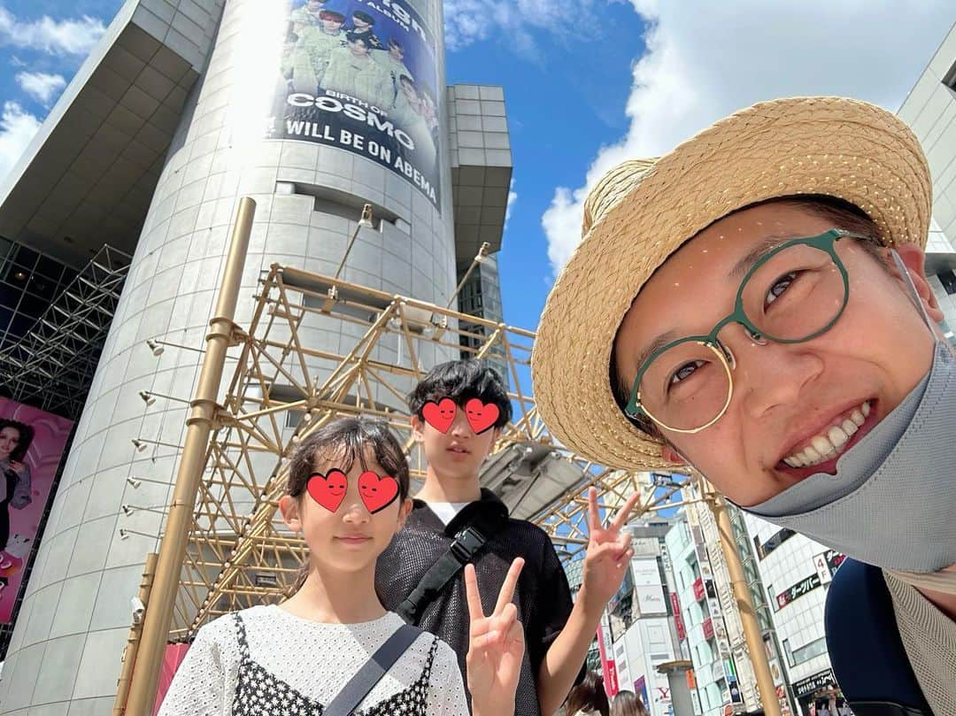 金子貴俊のインスタグラム：「子供達と渋谷へお買い物！ 息子がスマホケース欲しいというので渋谷パルコへ。オシャレなケースがズラリ。様々な柄があって選ぶのに迷う子供たち(^^)続いて、靴を買いに行くと、息子は足のサイズ28センチとわたしと同じに😆身長も越されたようです✨ お昼は金沢の回転寿司屋さんへ！ 回転寿司だけどやっぱり美味しかった〜！ それから娘とわたしは映画マイエレメントを鑑賞！ 息子は美容室へ！ 最後は台湾料理店でお茶して終了！ 渋谷を大満喫して子供達も大満足だったようです。」