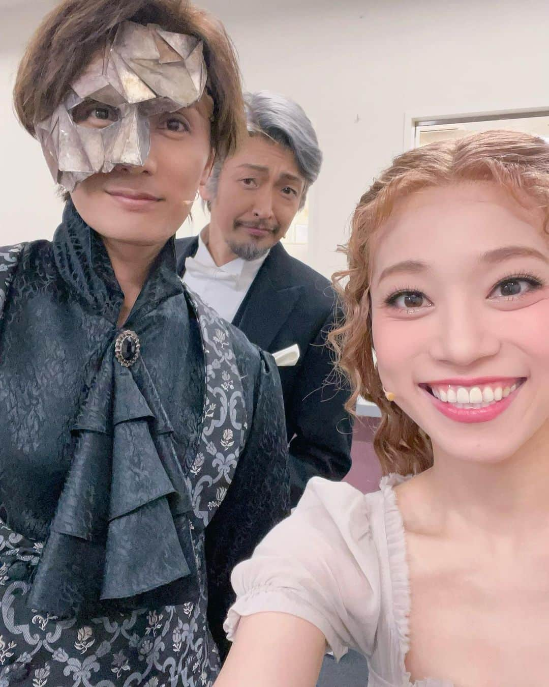 真彩希帆さんのインスタグラム写真 - (真彩希帆Instagram)「🤱  梅芸で奇跡的にスタンバイが一緒になり 撮れた家族写真です👨‍👩‍👦❤️  キャリエール役の #岡田浩暉 さん @okadakohki  とても真っ直ぐで熱く、優しい情熱を持った方で 今回ご一緒できて本当に嬉しかったです☺️✨  東京では楽屋が隣だったのですが こうきさんが真剣にセリフを唱えてる声が常に聞こえてきて なんとストイックな方！😳とびっくり。 袖で会うと「よろしくね〜」とにこやか🌼  ベラドーヴァを演じている時に 物凄くあたたかい眼差しで見つめてくださるのが嬉しく 彼女が愛を伝える時に優しい歌声になったのは、 それを感じていたからなのだろうなぁと思いました。  らーらーらーらら😚  こうきさんとは、主に2幕がお芝居をご一緒にできる時間でしたが 大千穐楽まで、感情色々ぐるぐると熱が入りました！  また違う役どころでも出会えたら嬉しいです☺️✨  本当にありがとうございました！  #ファントム2023   #大きくなった我が子  #こんな風に暮らしたかった #😢   エリックが✌️途中で止まっているのが愛おしい。  #真彩希帆」9月15日 10時01分 - maayakiho